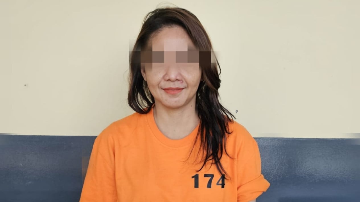 Mantan artis, Sekar Arum Widara, ditangkap usai belanja menggunakan uang palsu di mal kawasan Kemang, Jaksel. Sekar ditetapkan sebagai tersangka dan ditahan.