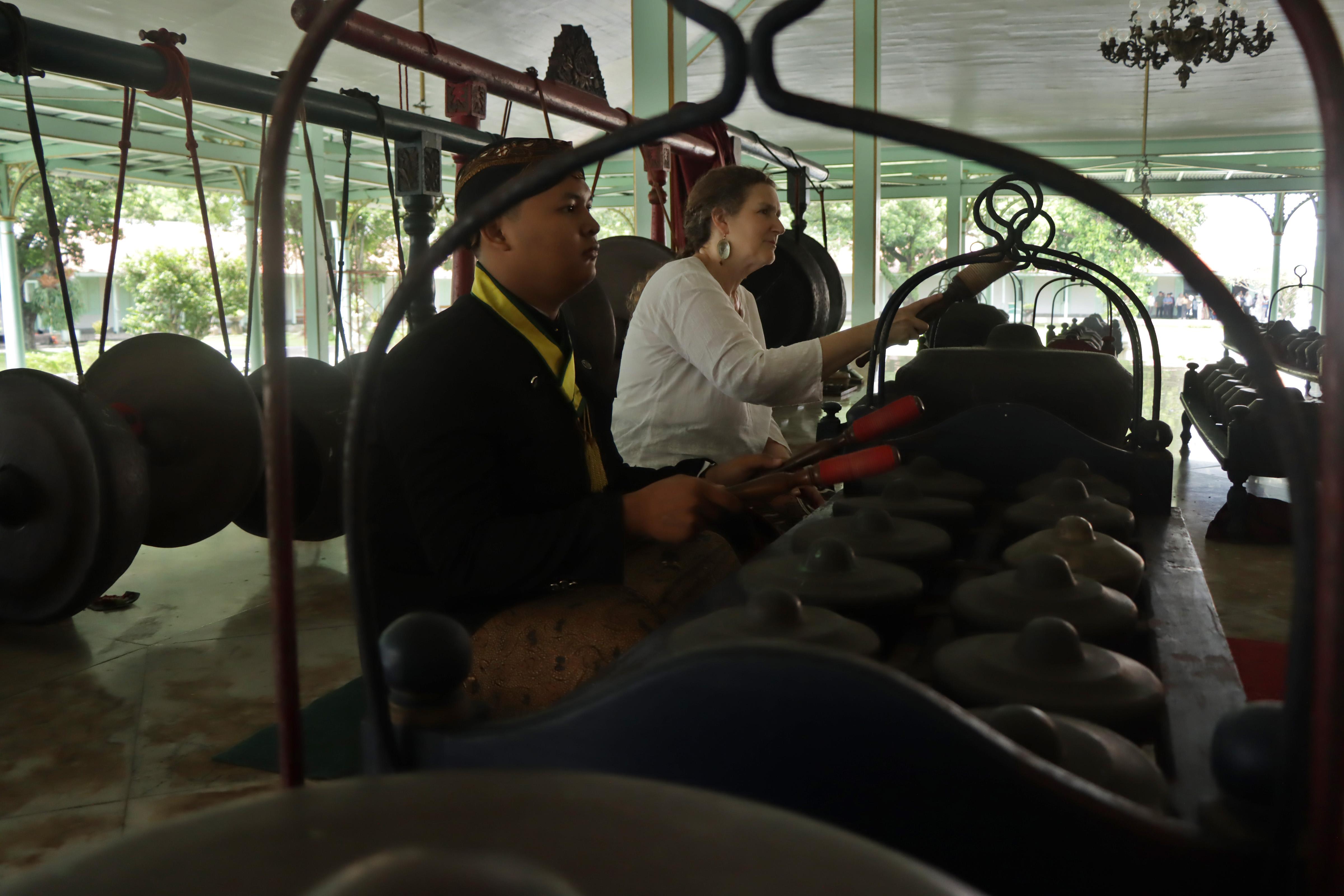 COBA-COBA: Salah satu wisatawan asing yang berlatih gamelan di Pura Mangkunegaran, belum lama ini.