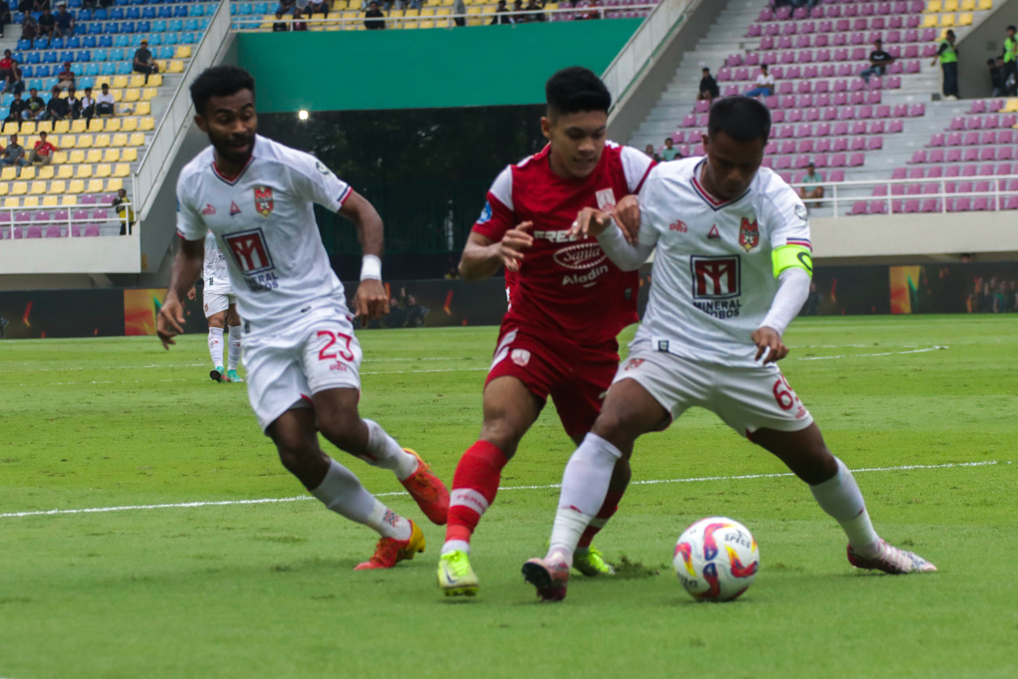 TAK BERKUTIK: Gelandang Persis Solo Althaf Indie dikawal ketat dua pemain Malut United di Stadion Manahan, Minggu (12/4).  &nbsp;