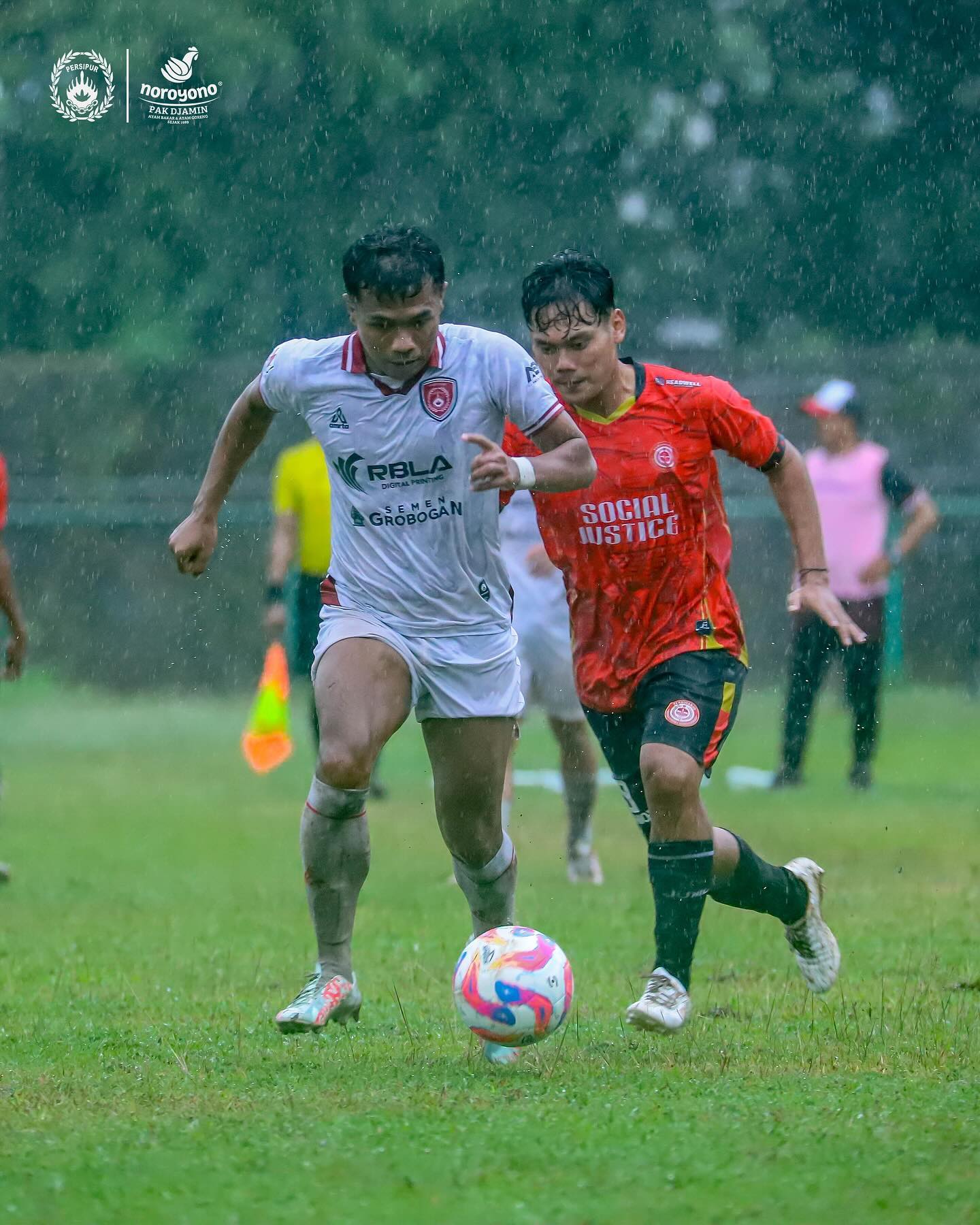 PEMAIN LOKAL: Andri Ariyanto (kiri) saat membela Persipur Purwodadi di Liga 4 Jateng musim ini.