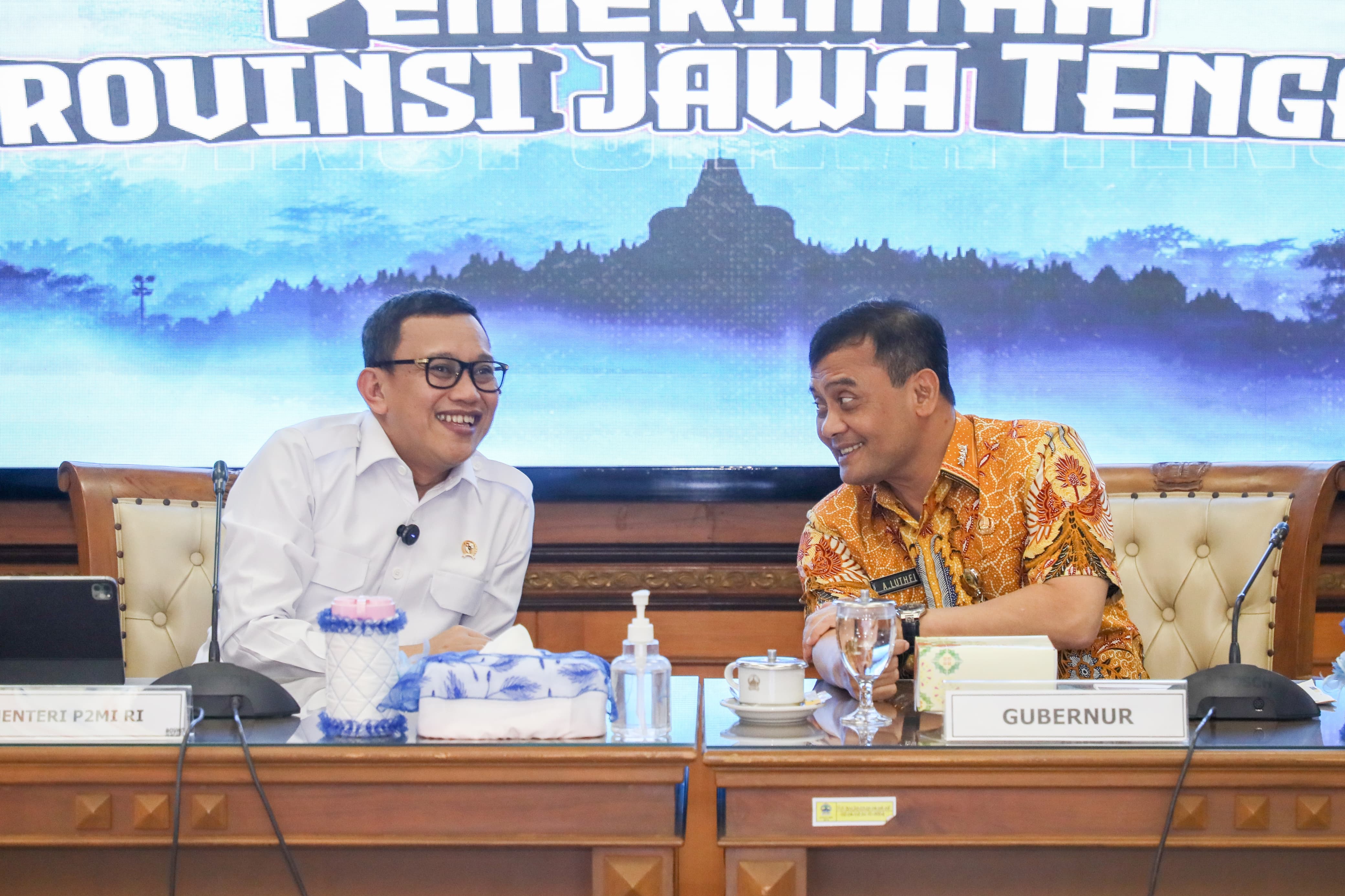 Gubernur Jateng Ahmad Luthfi menerima kunjungan Menteri Perlindungan Pekerja Migran Indonesia Abdul Kadir Karding di kantornya, Selasa (15/4/2025).