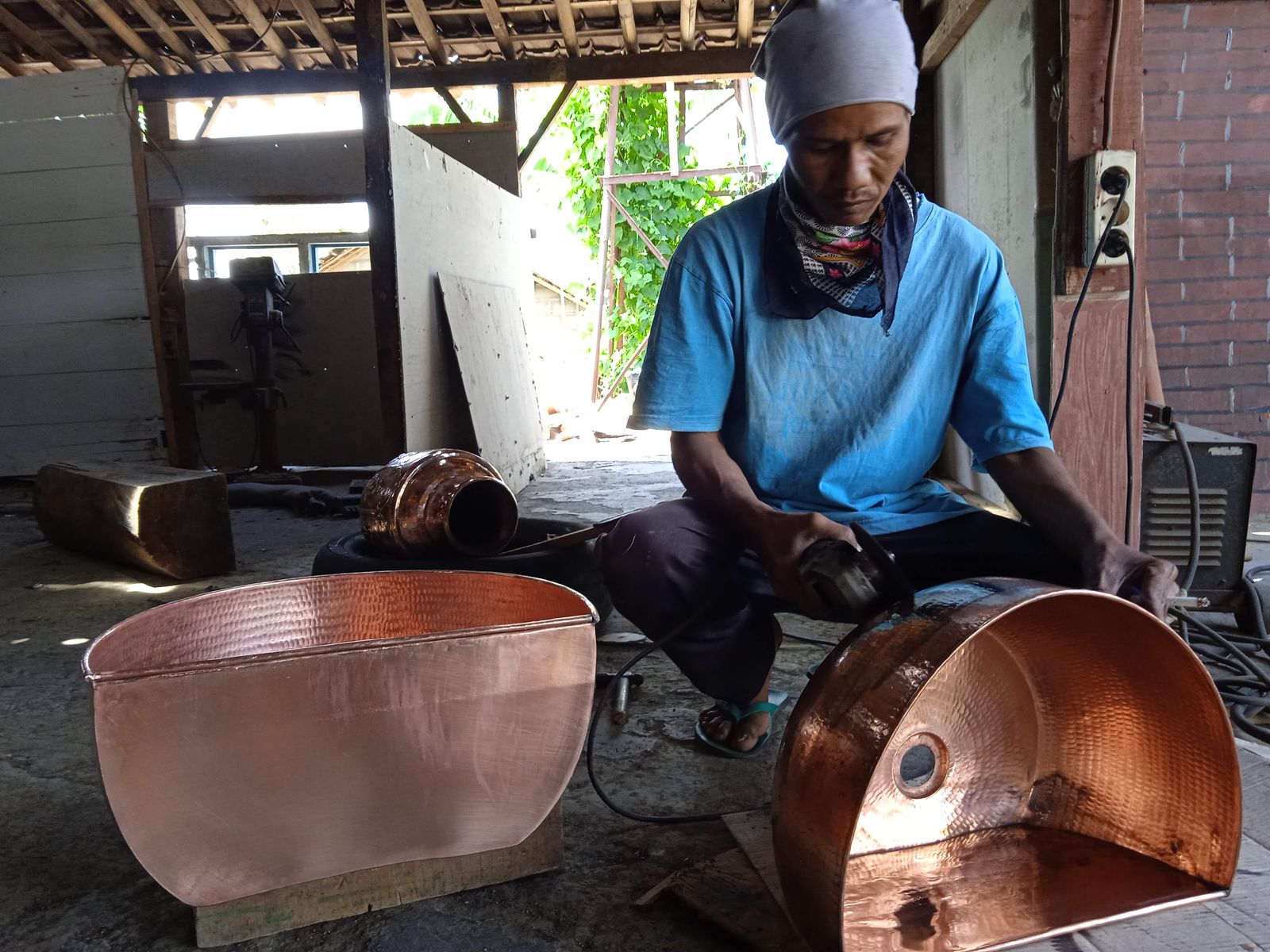 Perajin tembaga Tumang di Desa/Kecamatan Cepogo, Boyolali yang mengeluhkan penjualan.