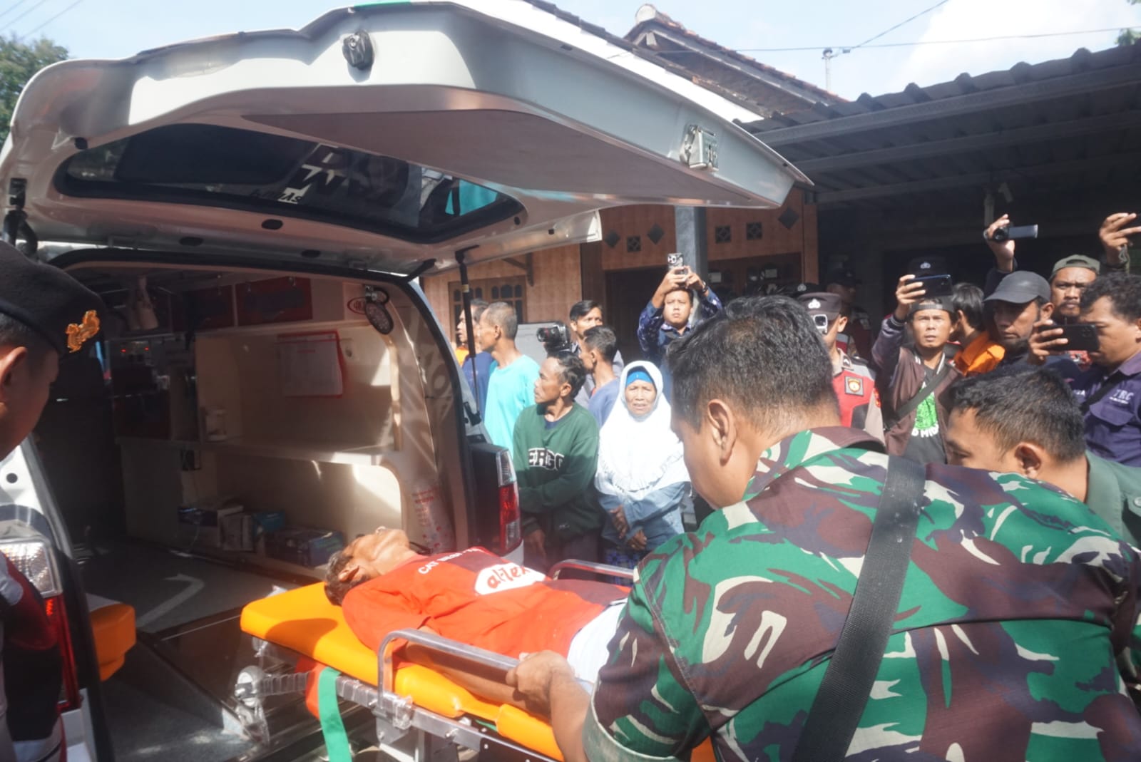 Warga Desa Karangturi, Gantiwarno, Klaten yang dirujuk ke rumah sakit setelah alami gejala yang diduga keracunan.