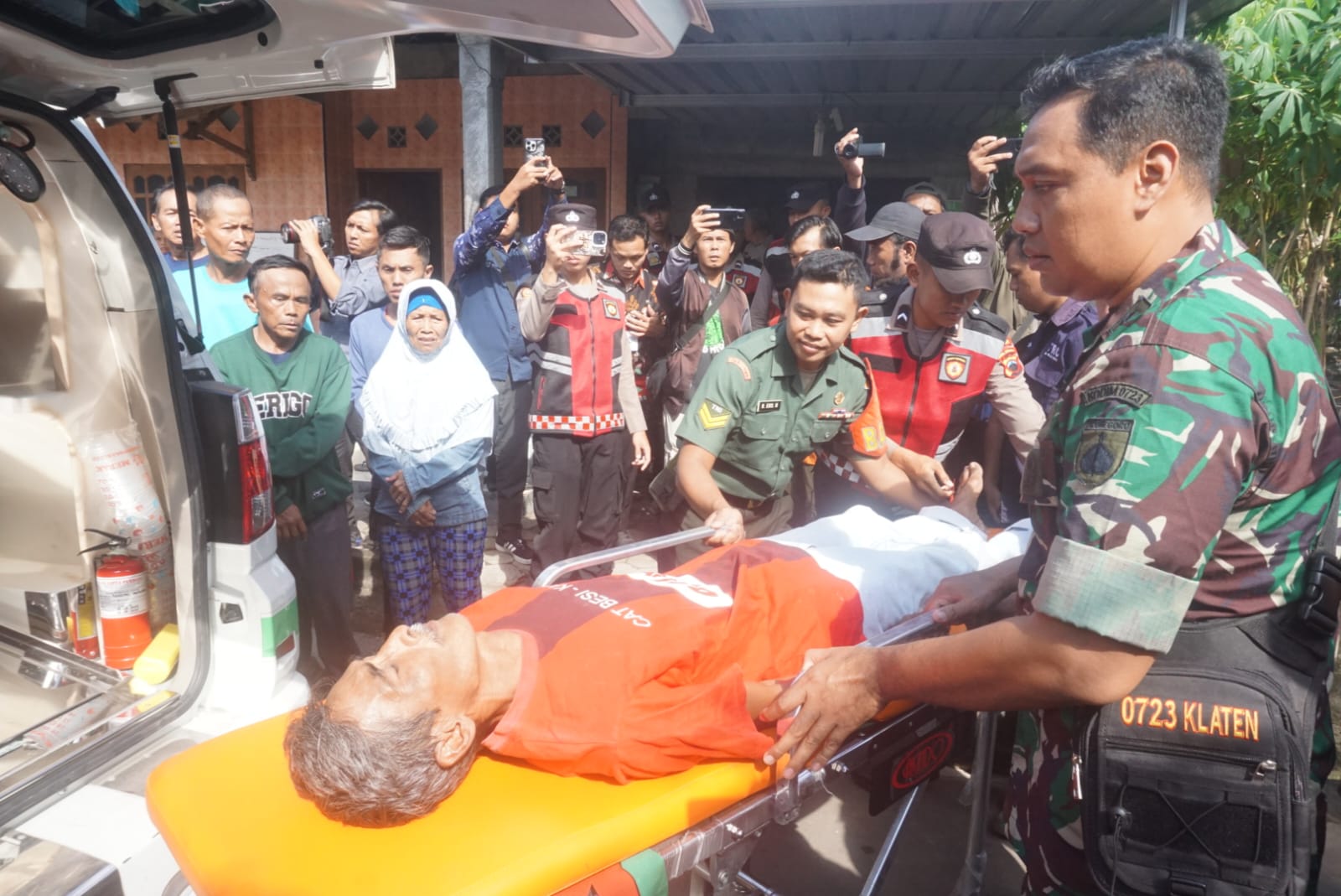 Warga Desa Karangturi, Gantiwarno, Klaten yang dirujuk ke rumah sakit setelah alami gejala yang diduga keracunan.