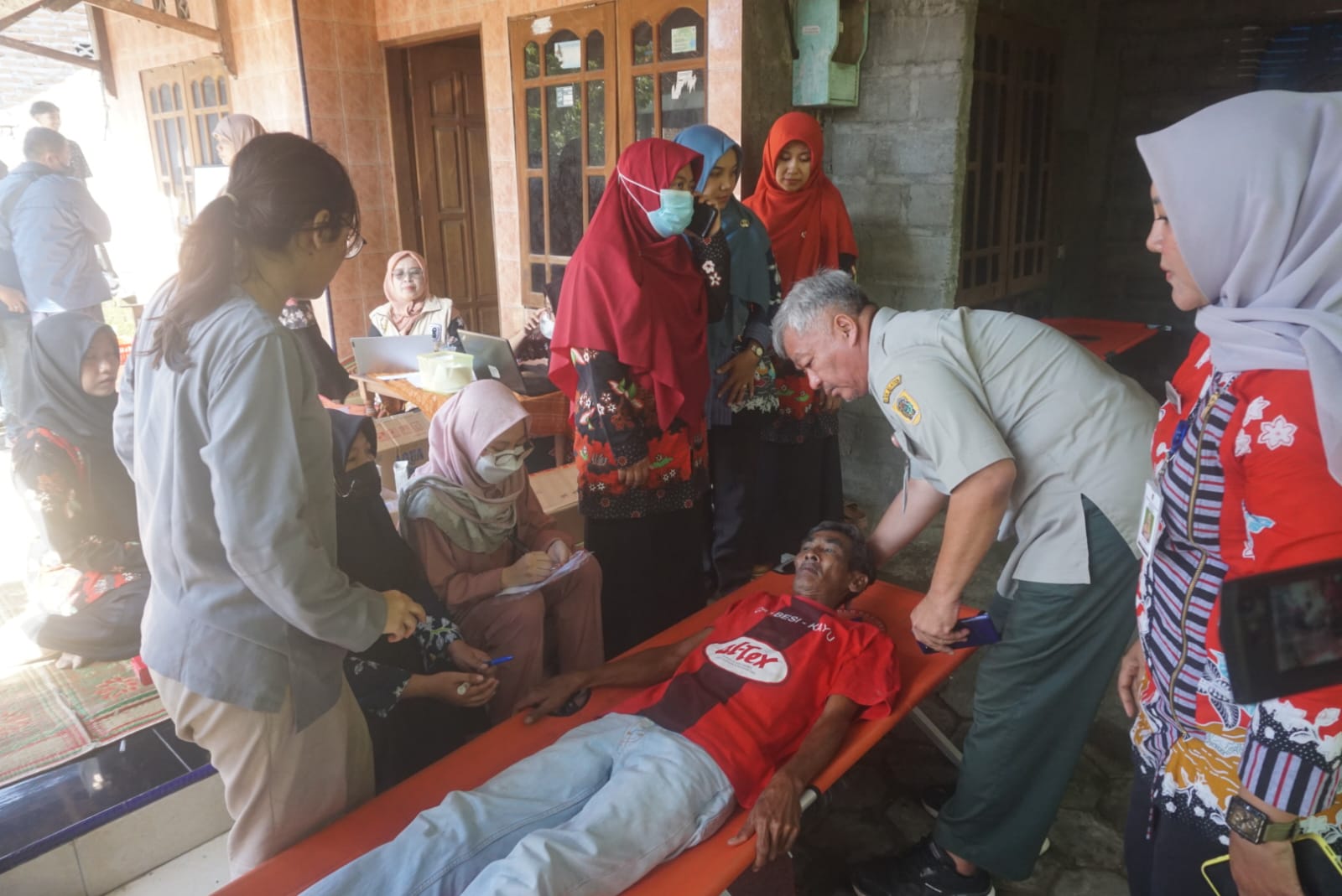 Korban dugaan keracunan yang menjalani pemeriksaan di posko kesehatan di Desa Karangturi, Kecamatan Gantiwarno, Klaten.