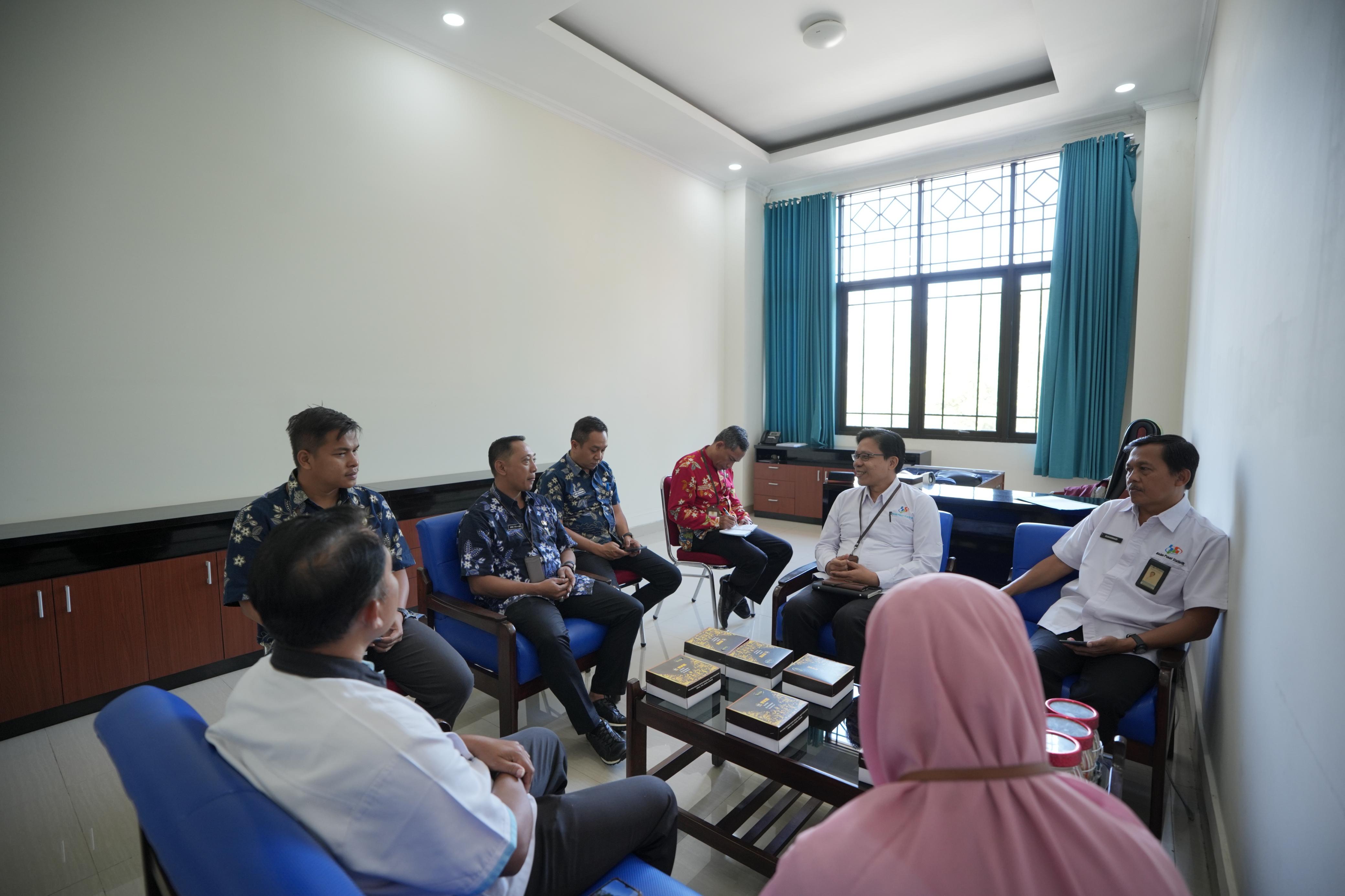 Jajaran Diskominfo Klaten dan BPS Klaten saat melakukan pembahasan di program desa cantik di Kantor Diskominfo Klaten.