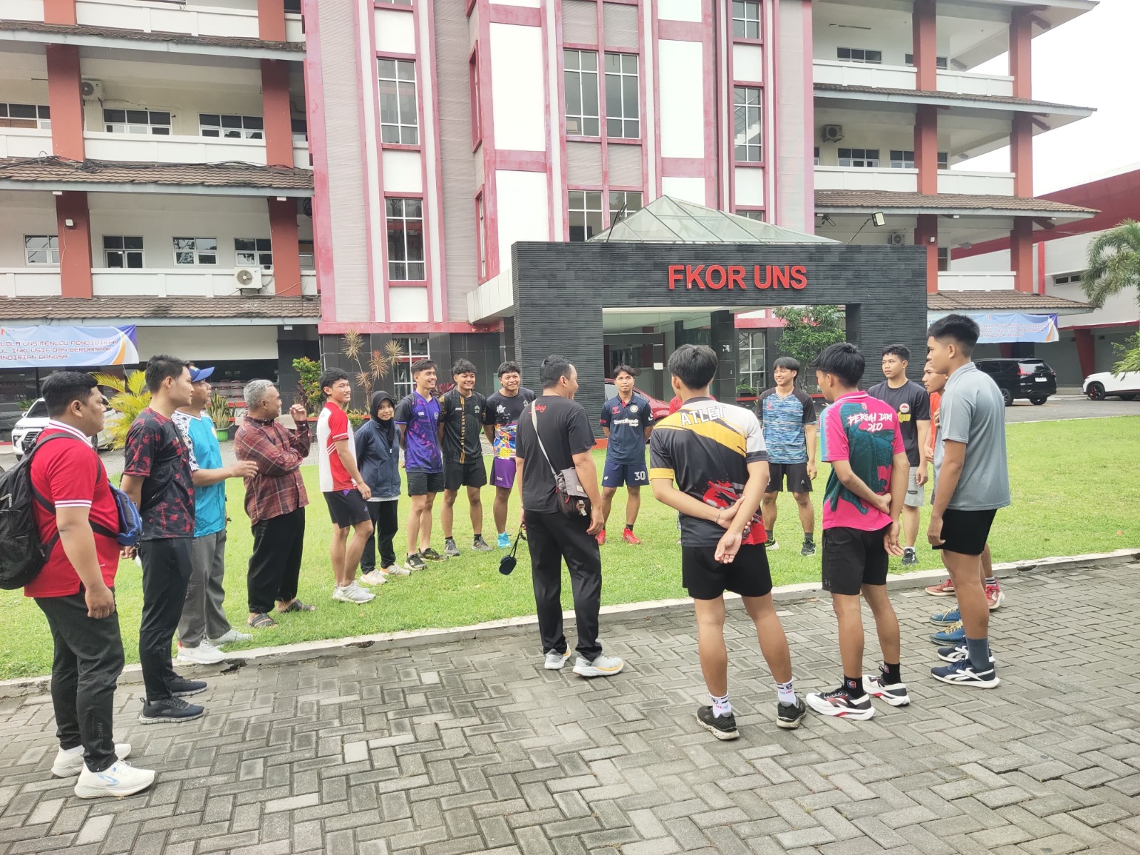 PEMANASAN: Para atlet pencak silat Kota Solo tengah berlatih untuk persiapan menuju Pra Porprov Jateng 2025, pekan lalu (12/4).