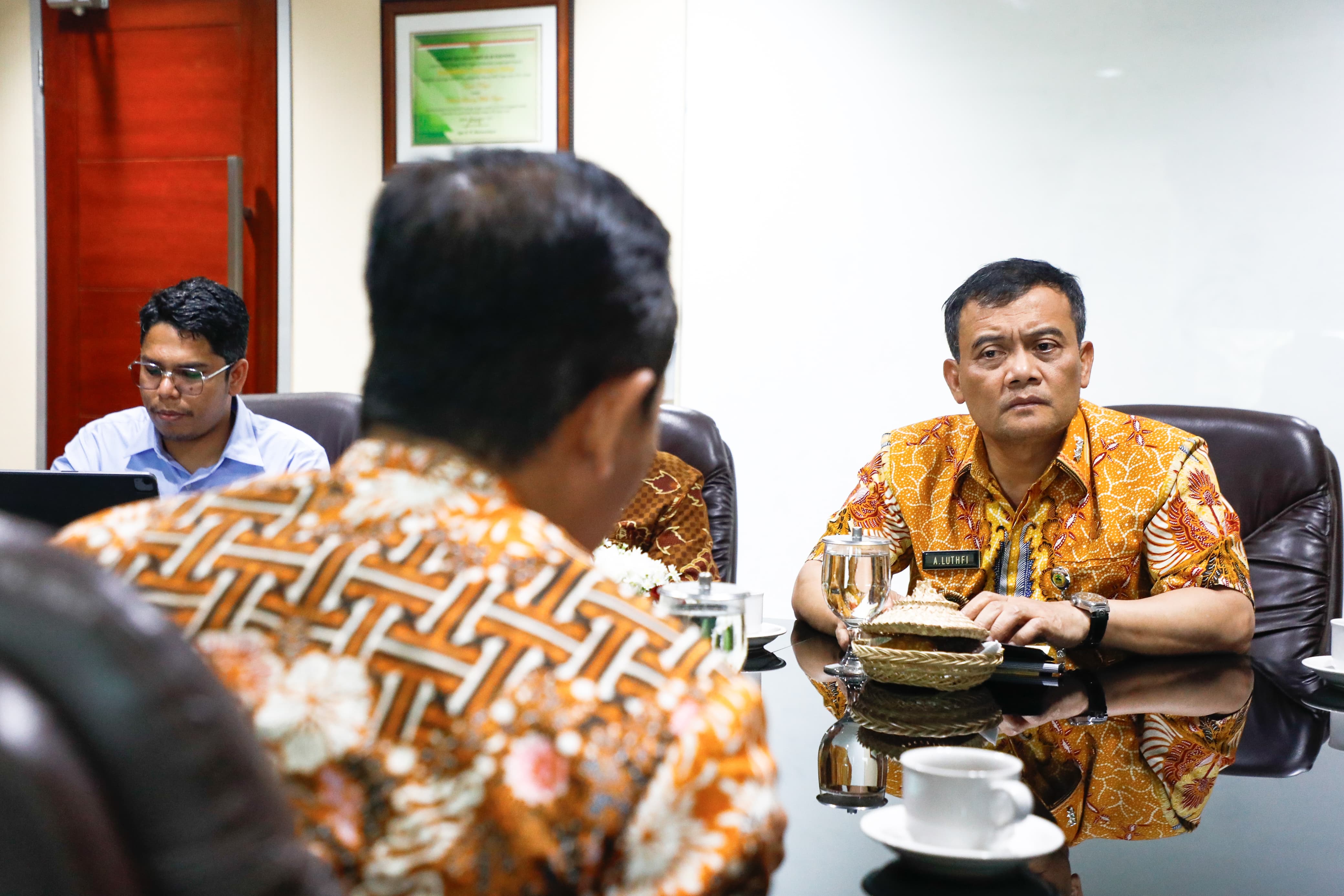 Gubernur Jateng Ahmad Lutfi berkoordinasi dengan Menteri Lingkungan Hidup Hanif Faisol Nurofiq untuk pengelolaan sampah di kabupaten/kota.
