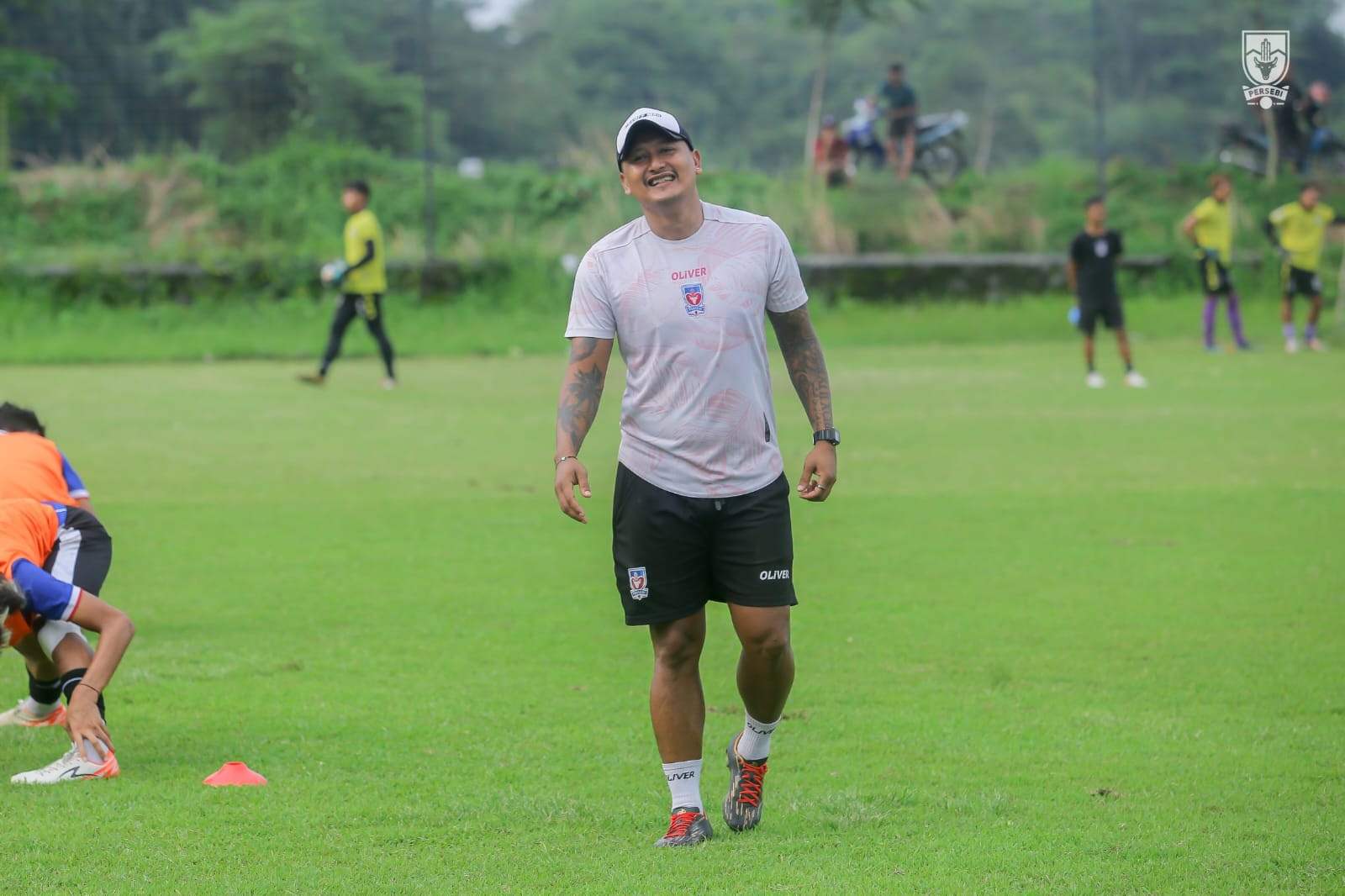 MENITI KARIR: Joko Sasongko saat ikut mengawal proses latihan Persebi Boyolali.