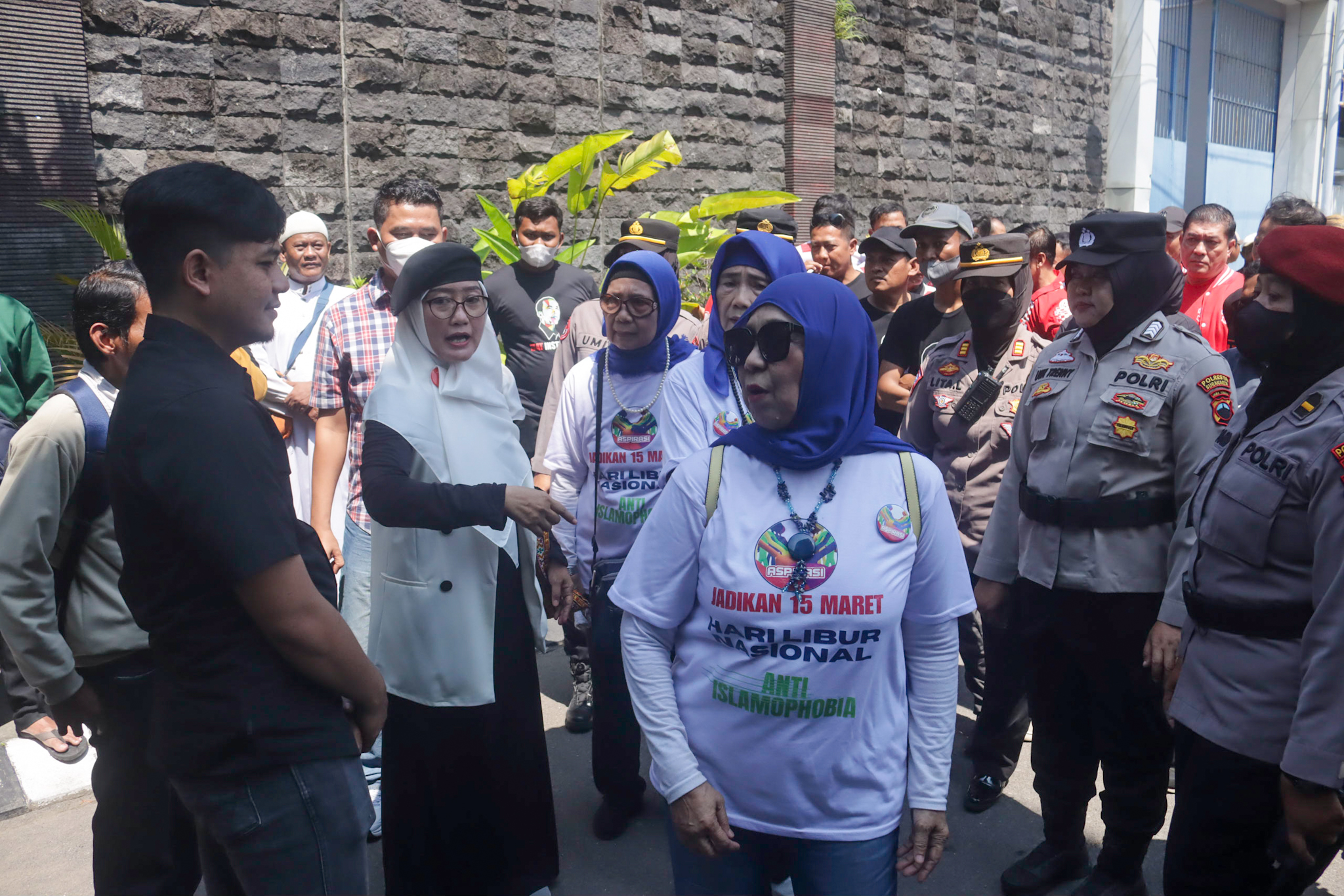 Tim Pembela Ulama dan Aktivis (TPUA) tiba di tiba kawasan kediaman Jokowi yang beralamat di jalan Kutai Utara No. 1 Kelurahan Sumber, Kecamatan Banjarsari sekitar pukul 09.30 WIB, Rabu (16/4/2025).