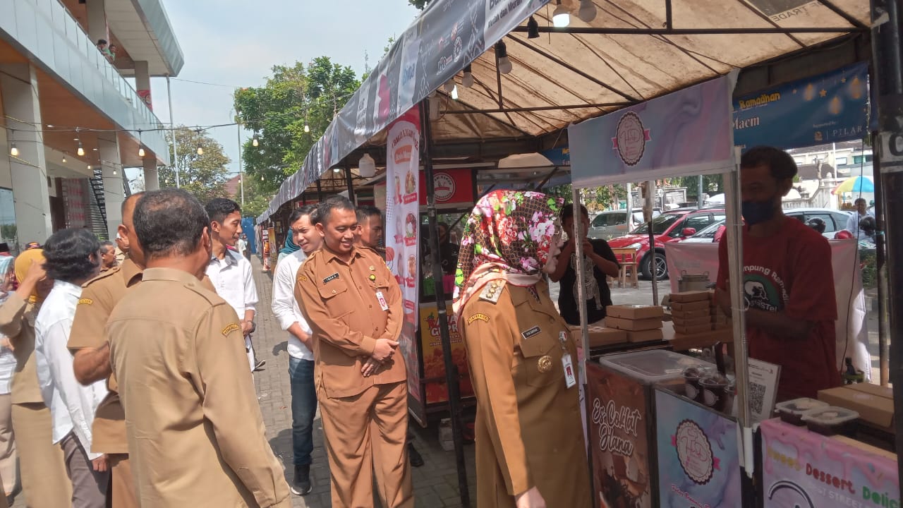 Bupati Sukoharjo Etik Suryani kunjungi stand UMKM di Gedung GP3D belum lama ini.
