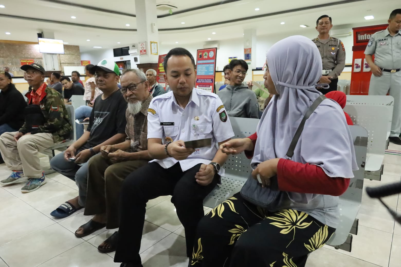 Wali Kota Solo Respati Ardi, meninjau langsung ke&nbsp;Kantor Samsat Surakarta di Jalan Prof. Dr. Soeharso, Laweyan, Rabu (16/4/2025).