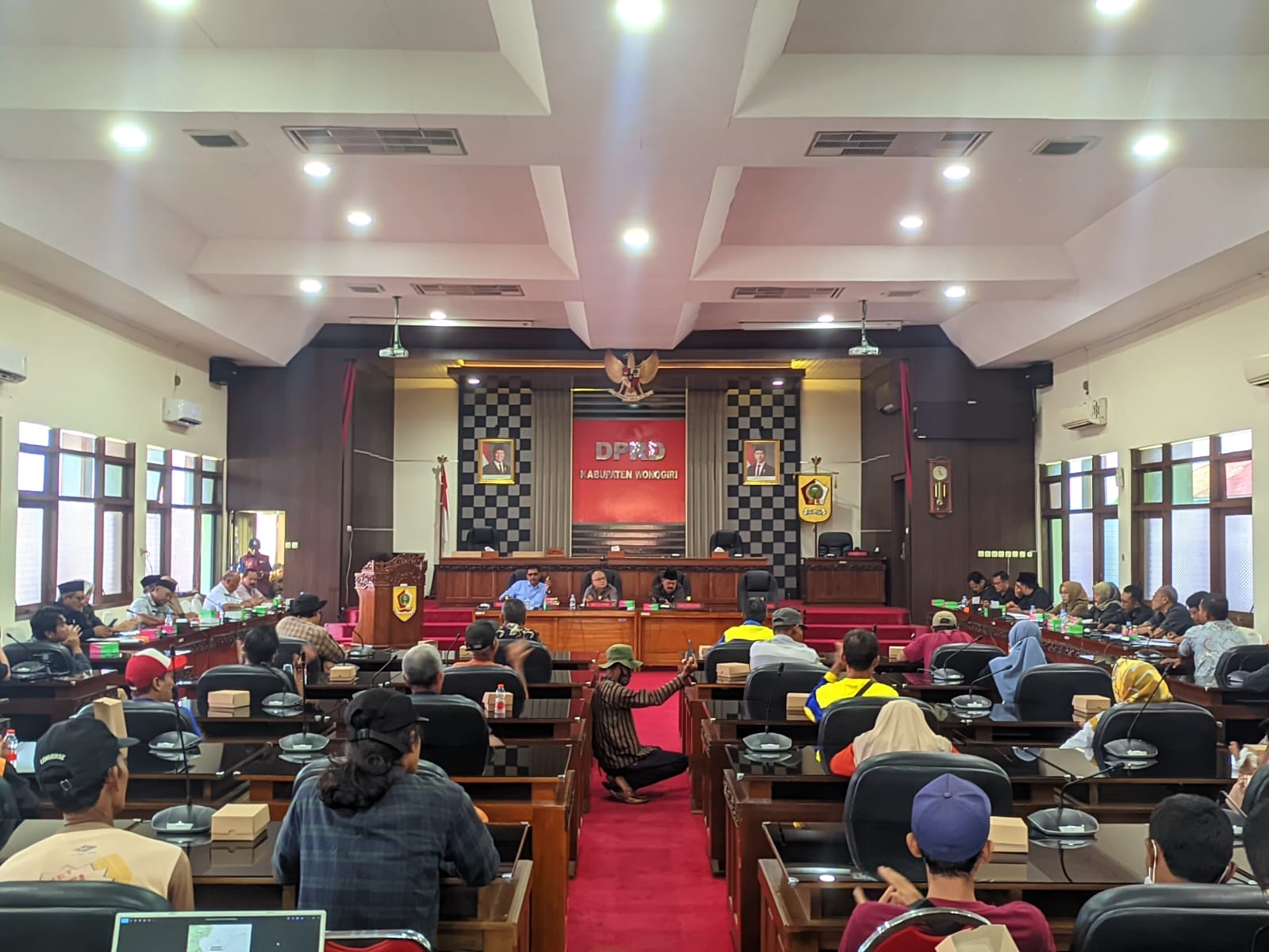 Suasana audiensi membahas rencana pendirian pabrik dan penambangan semen di Pracimantoro antara Paguyuban Tali Jiwo dan anggota DPRD Wonogiri, Senin (14/4/2025).