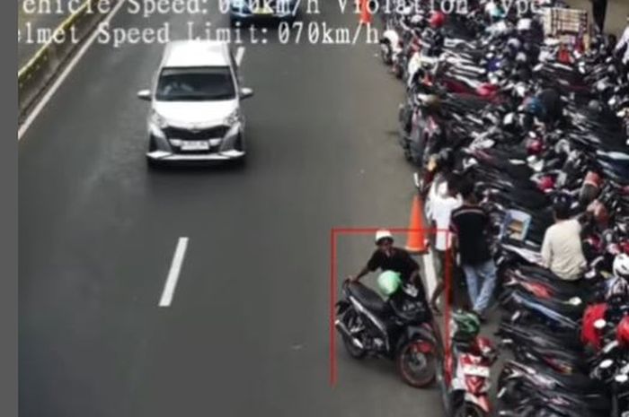 Kisah terkait tilang elektronik berikut ini betul-betul aneh karena seorang tukang parkir bisa-bisanya kena jepret kamera tilang Electronic Traffic Law Enforcement (ETLE) saat merapikan motor
