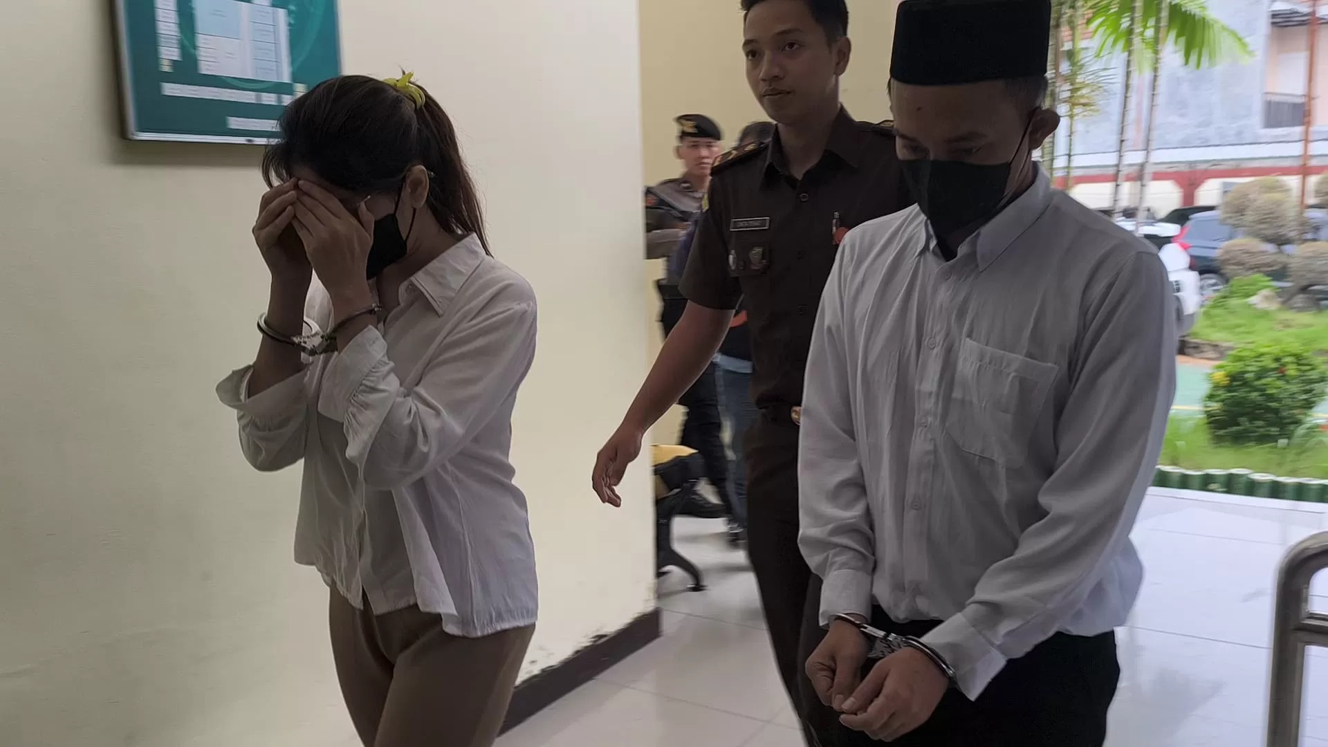Terdakwa perkara pornografi pasca menjalani sidang di Pengadilan Negeri Gresik.