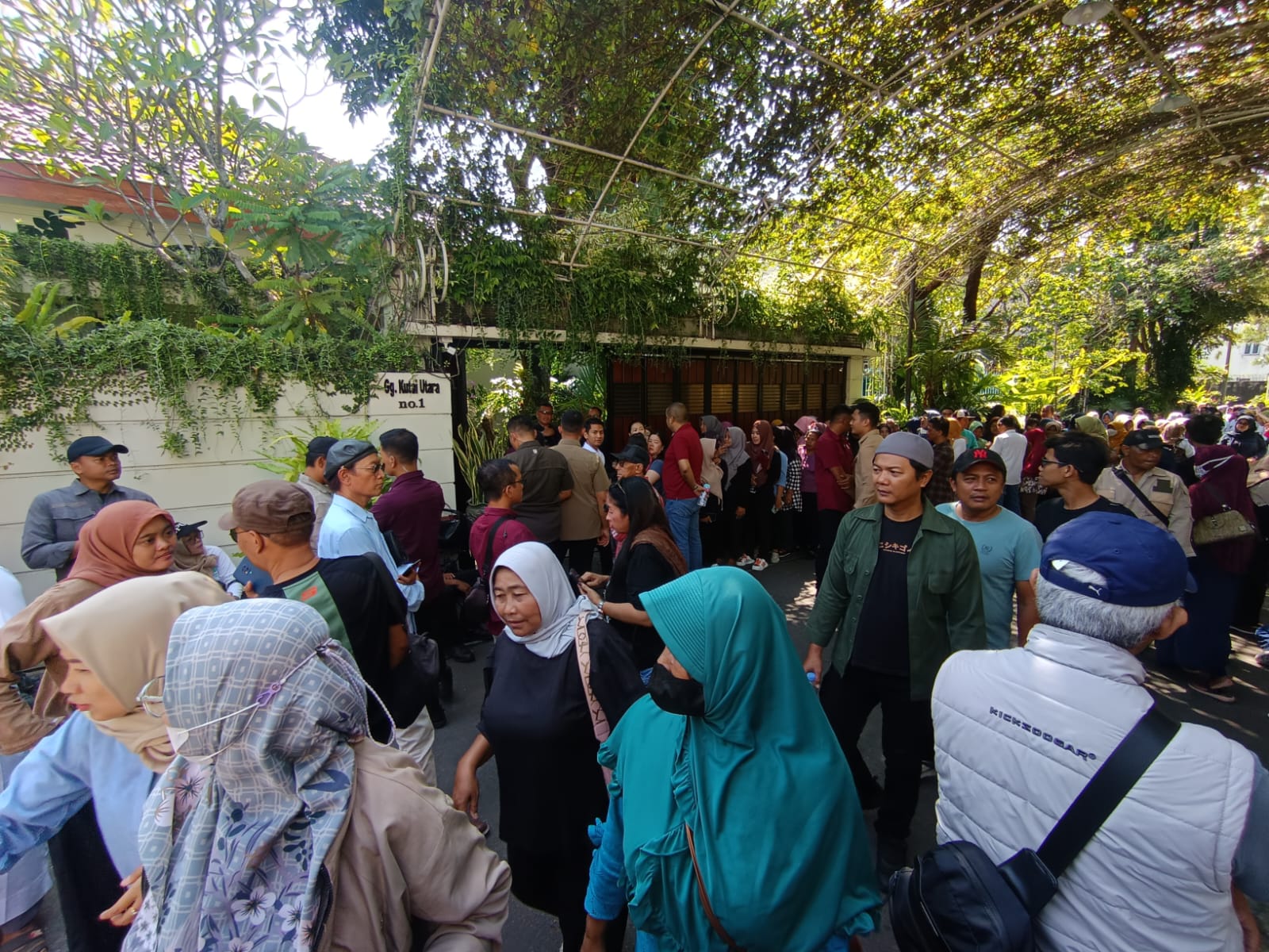 Masyarakat menyemut di halaman rumah Jokowi di Kelurahan Sumber, Banjarsari, Solo.