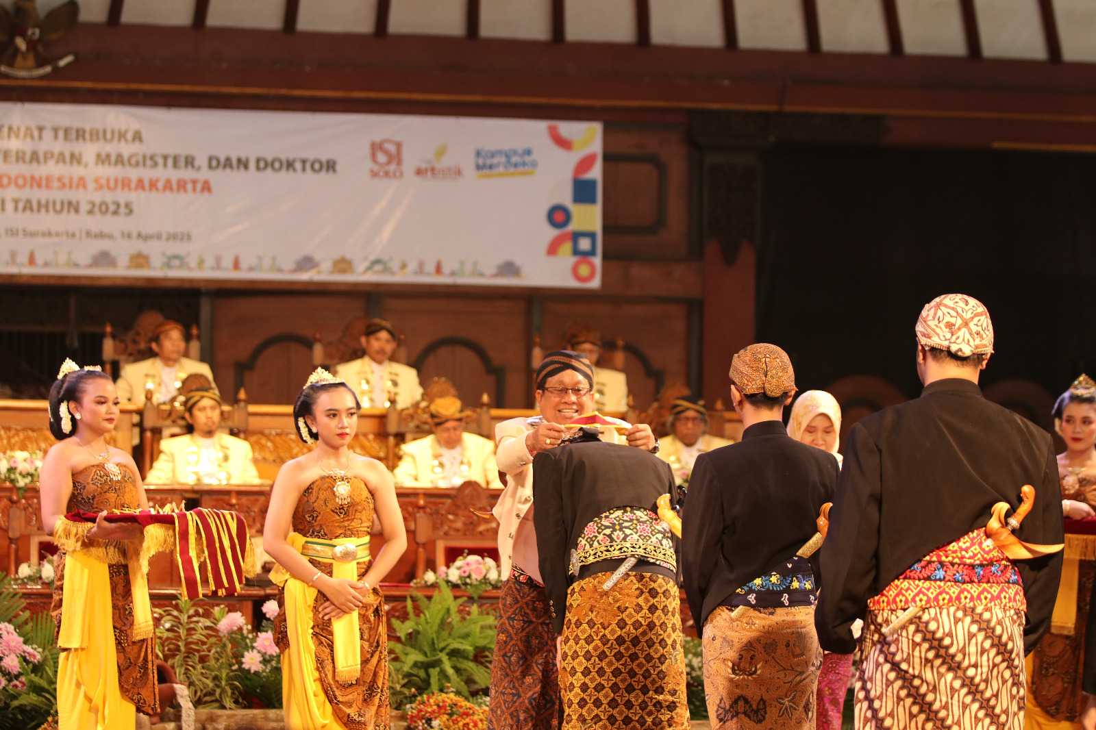 Rektor ISI Solo I Nyoman Sukerna pimpin prosesi wisuda  335 mahasiswa Periode I Tahun 2025 untuk jenjang Sarjana, Sarjana Terapan, Magister,dan Doktor, Rabu (16/4/2025).