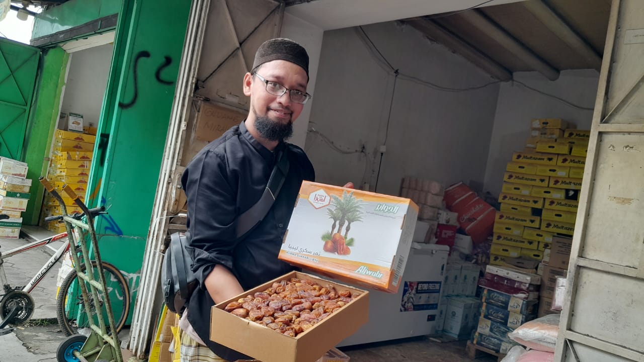 Ismail konsisten menekuni bisnis kurma yang diimpor dari Timur Tengah. (Maulida Afifa/Radar Solo)