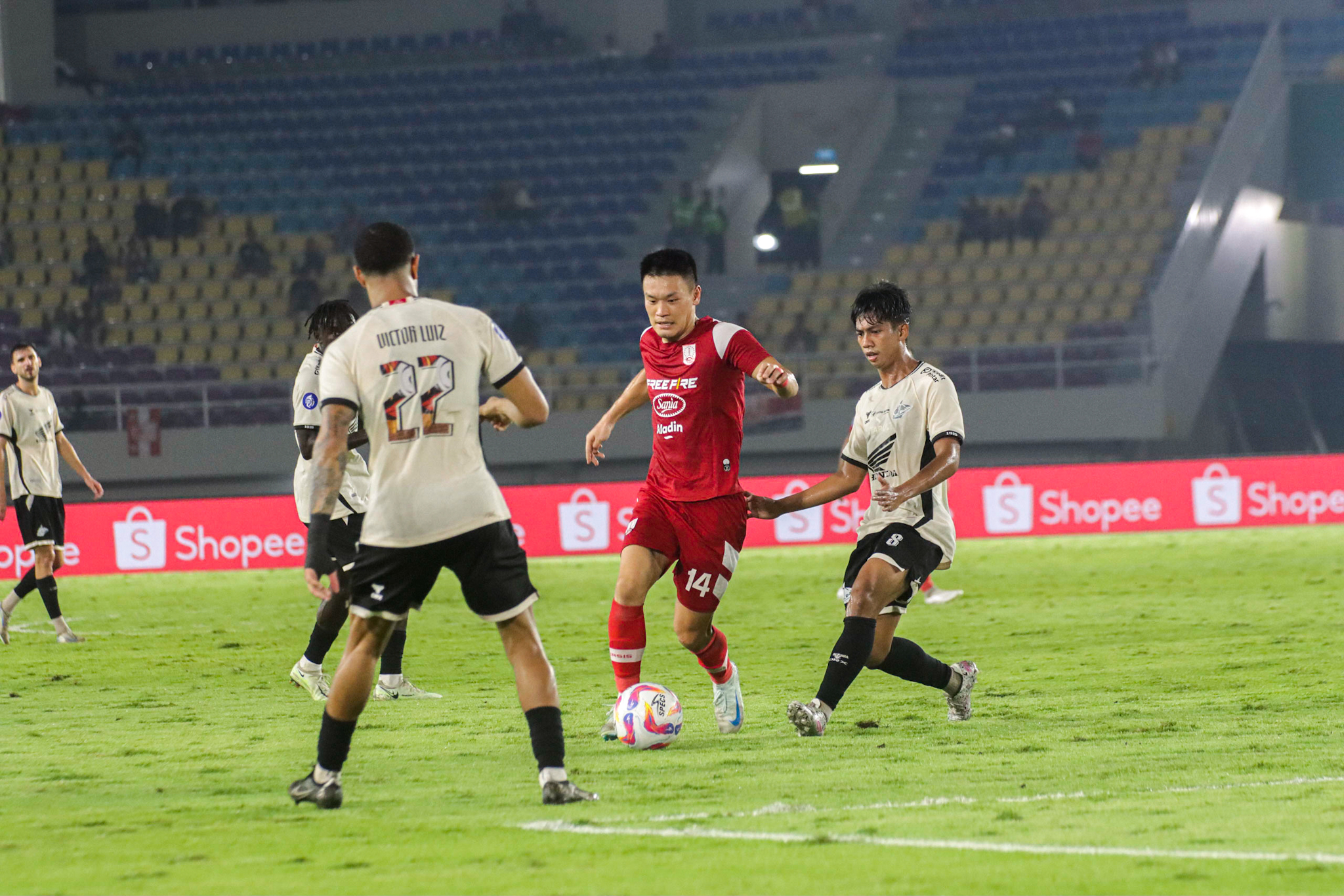 DIKAWAL KETAT: Gelandang Persis Solo Sho Yamamoto saat melawan PSM Makassar di Liga 1.