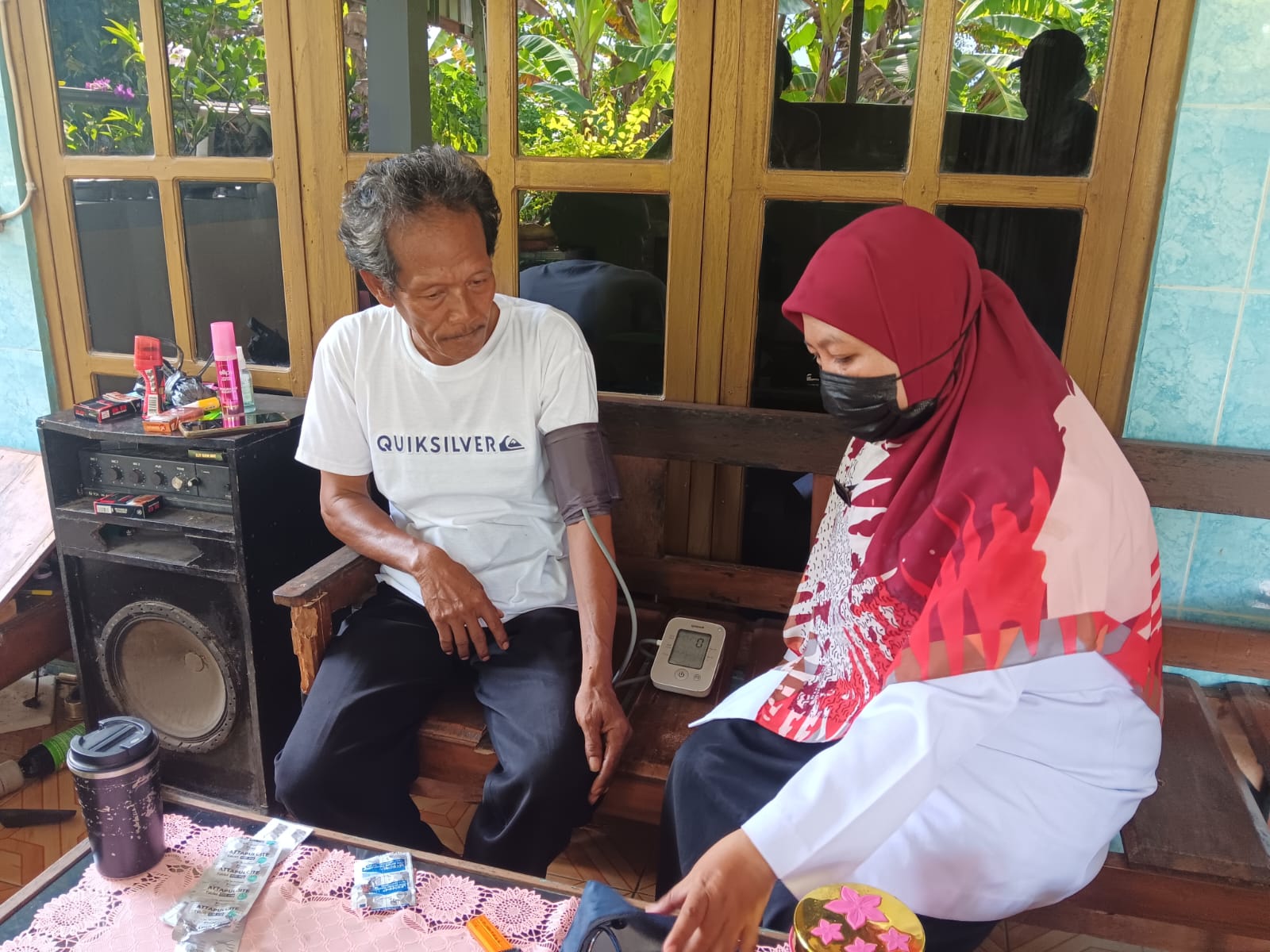 Petugas medis saat mendatangi salah satu warga Karangturi, Gantiwarno yang diduga keracunan menjalani rawat jalan di rumah,
