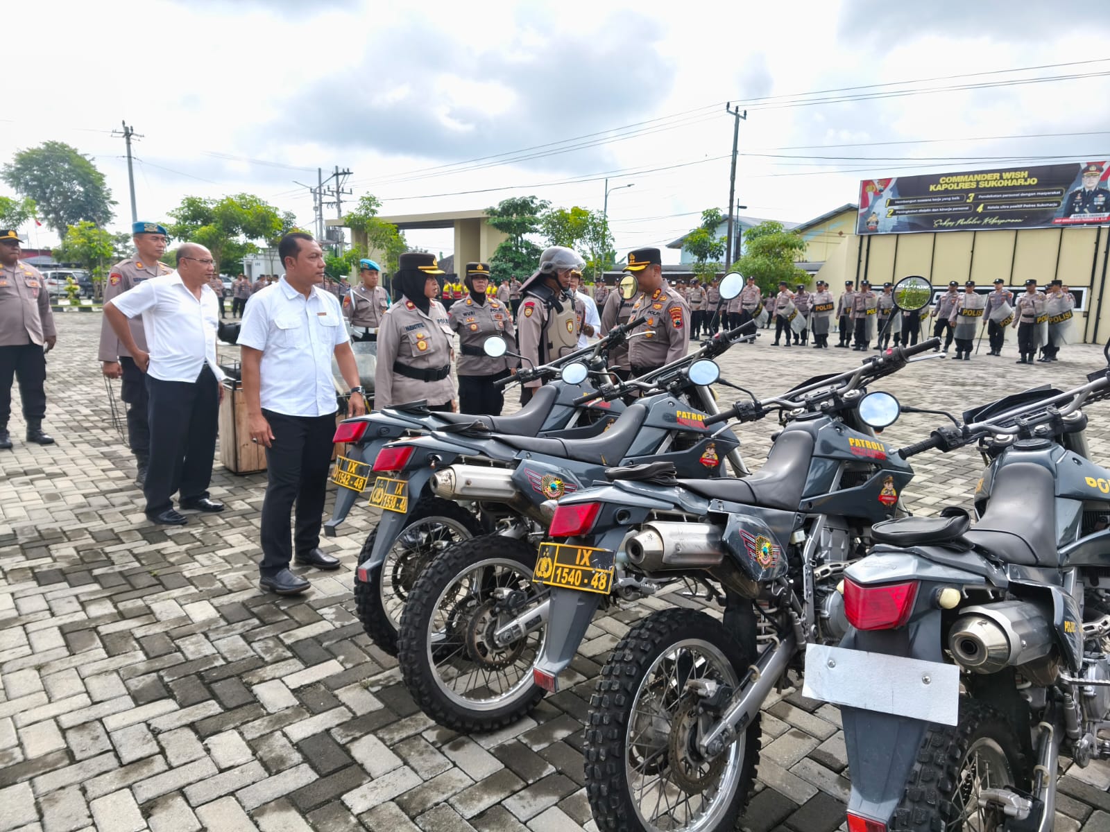 Kapolres Sukoharjo AKBP Anggaito Hadi Prabowo cek kendaraan bermotor anggota yang akan bertugas.