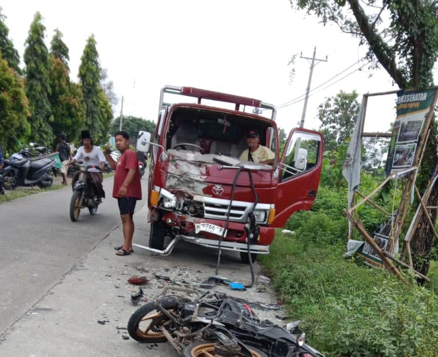 Kondisi sepeda motor dan truk yang terlibat kecelakaan adu banteng di Jalan Raya Tanon-Sukodono, depan SMP N 2 Tanon, Sragen, Kamis (17/4/2025) sore. (Ahmad Khairudin/Radar Solo)