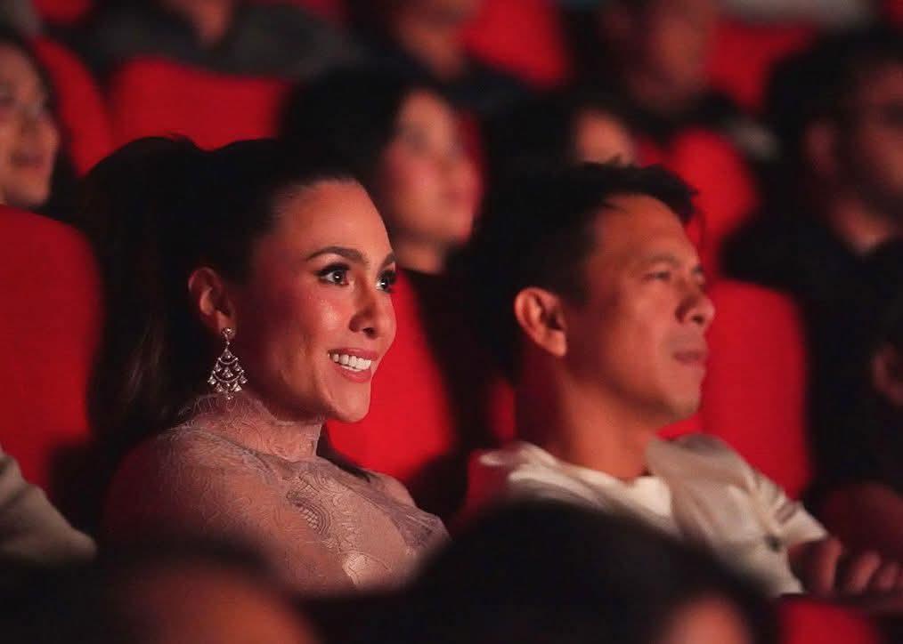 Ariel NOAH dan Wulan Guritno duduk berdampingan di dalam bioskop.