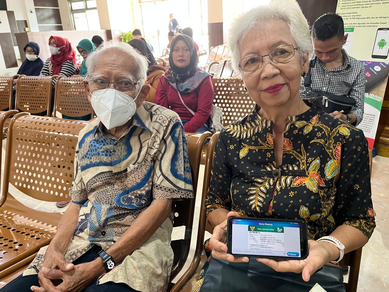 Endang saat mengantarkan suaminya kontrol di RSU Islam Klaten.&nbsp;