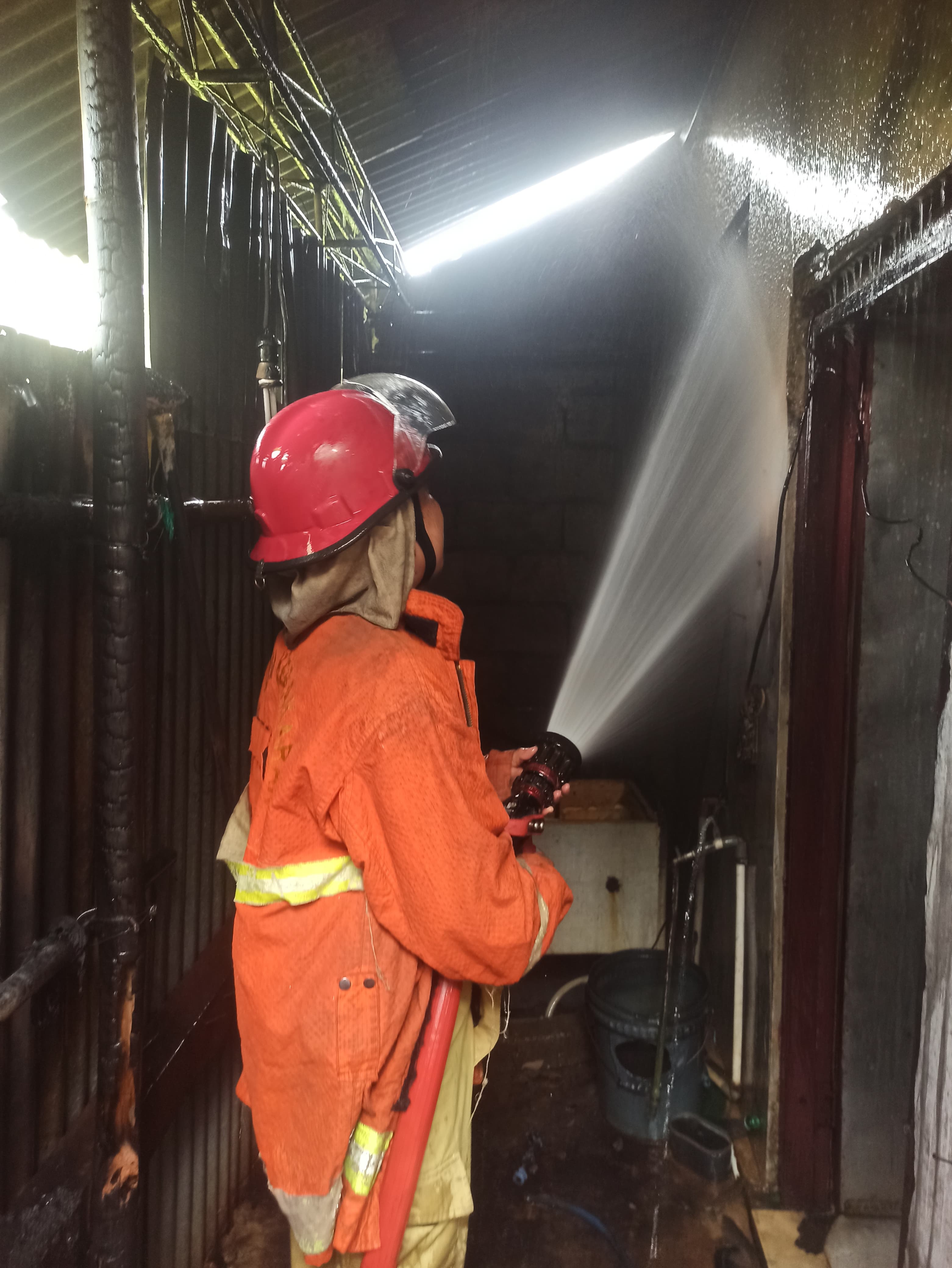 Personel damkar lakukan pendinginan di dapur rumah warga Perumahan Bulusulur Permai Blok RT 01 RW 10, Desa Bulusulur, Kecamatan Wonogiri Kota, Kamis (17/4/2025).