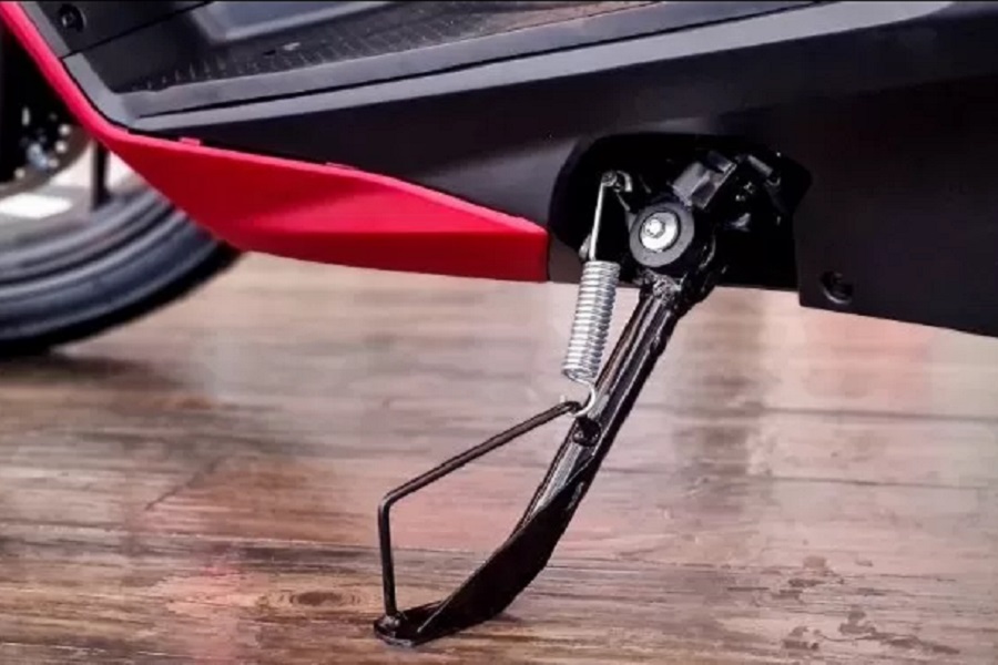 Banyak pengguna motor matic Honda kebiasaan mematikan mesin motor setelah dipakai dengan cara menurunkan standar samping
