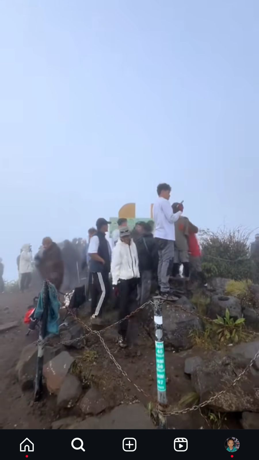 Pendaki yang menginjak situs Watu Kenteng di Gunung Merbabu.