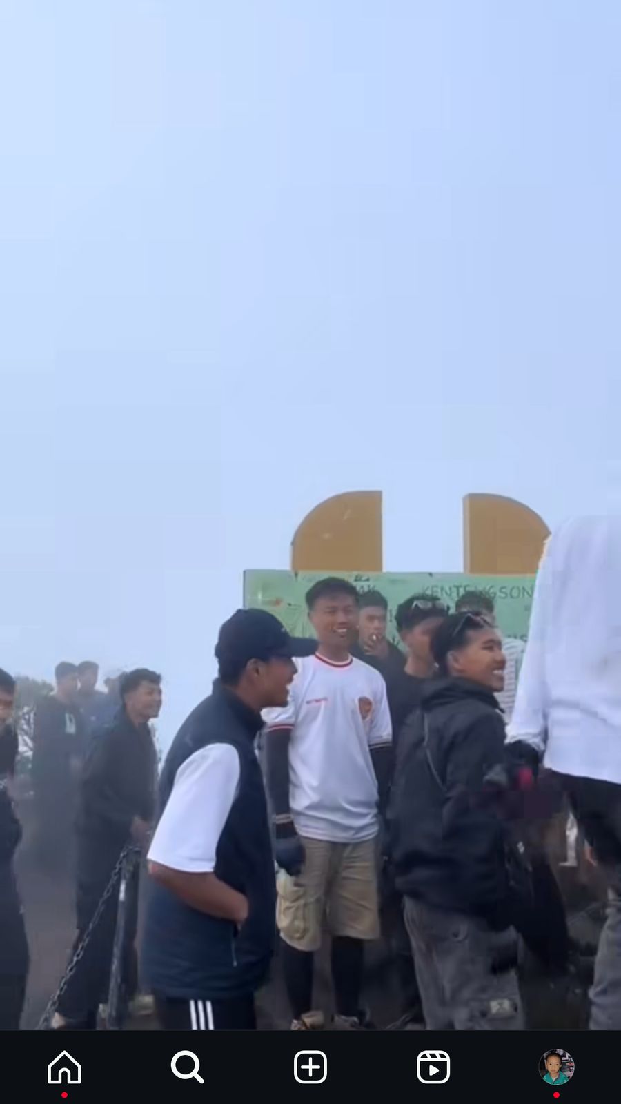 Wajah para pendaki yang menginjak situs Watung Kenteng di Gunung Merbabu.