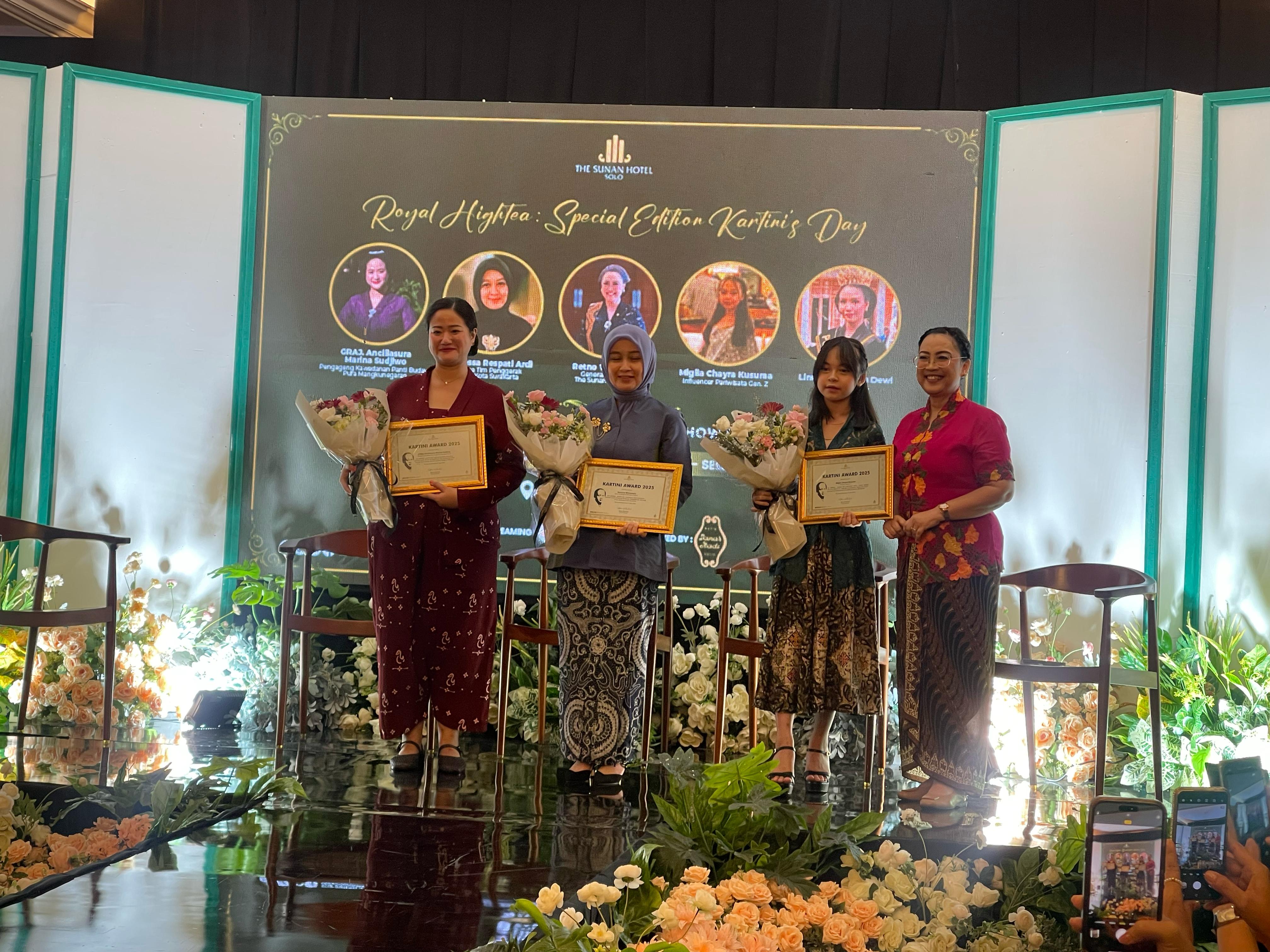 GM The Sunan Hotel Solo Retno Wulandari (paling kanan) bersama penerima penghargaan Kartini Award 2025.