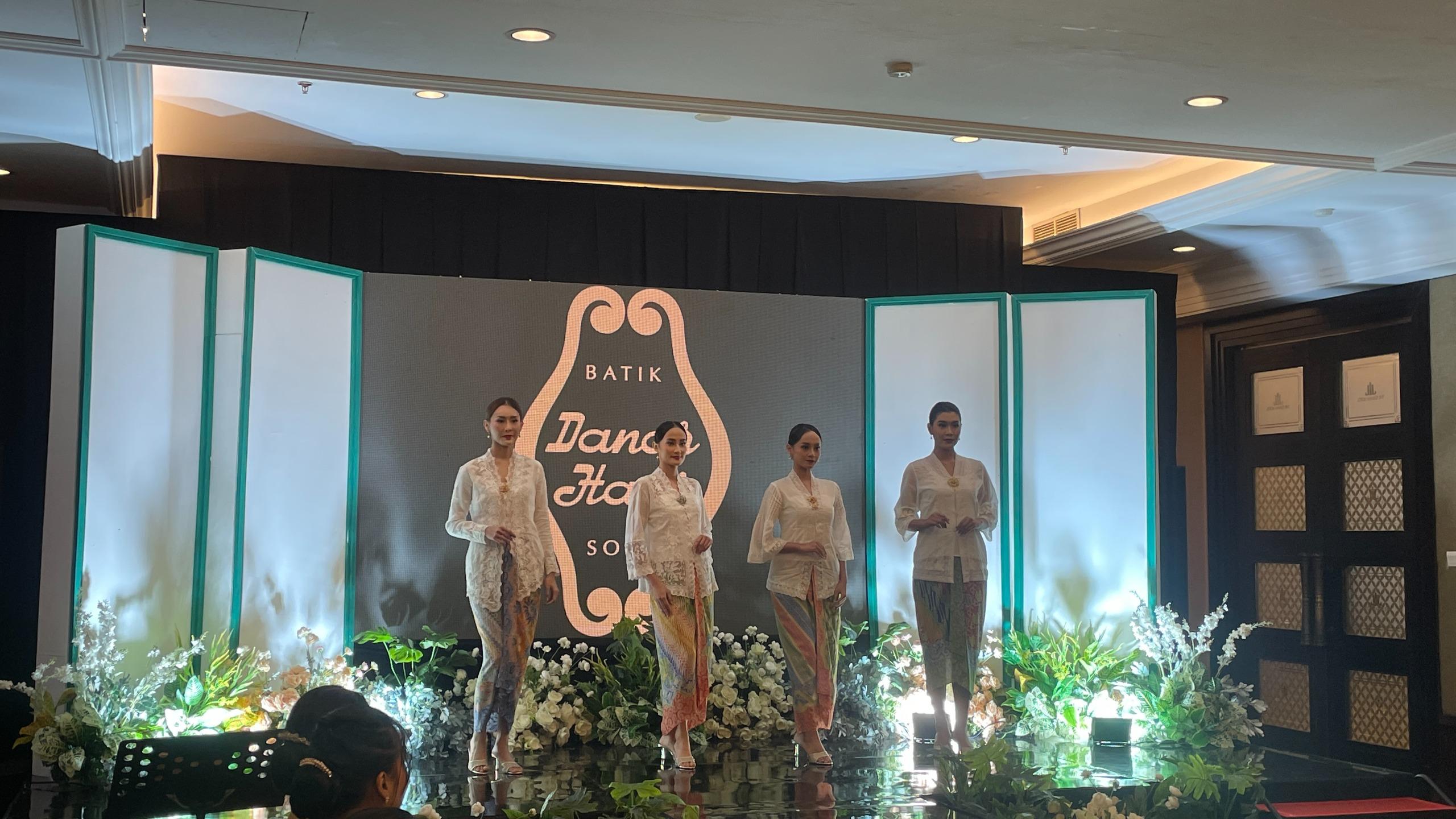 Fashion show semarakkan peringatan Hari Kartini di The Sunan Hotel Solo.