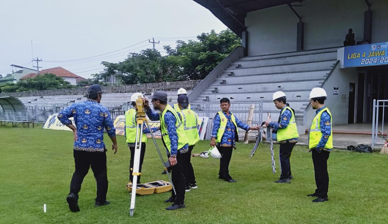 Panpel dan Pemkab Karanganyar mempercantik fasilitas Stadion Angkatan 45 Karanganyar untuk persiapan babak 64 besar Liga 4 Nasional. (Rudi Hartono/Radar Solo)
