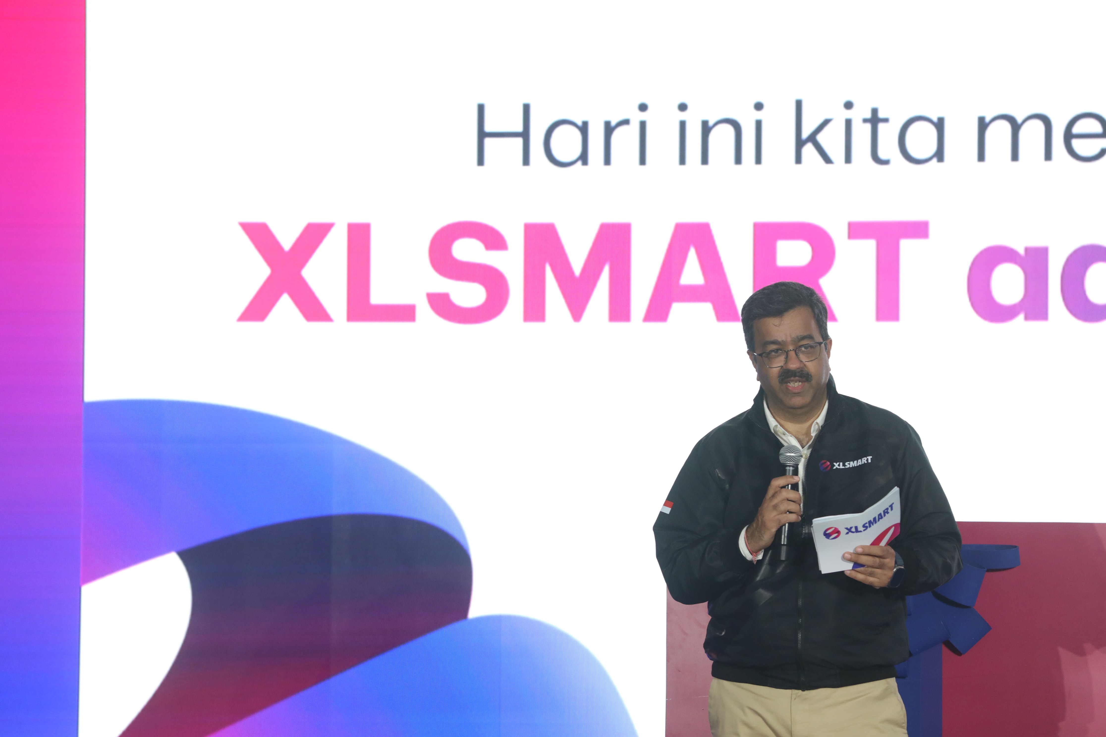 Presiden Direktur dan CEO XLSMART Rajeev Sethi beri paparan