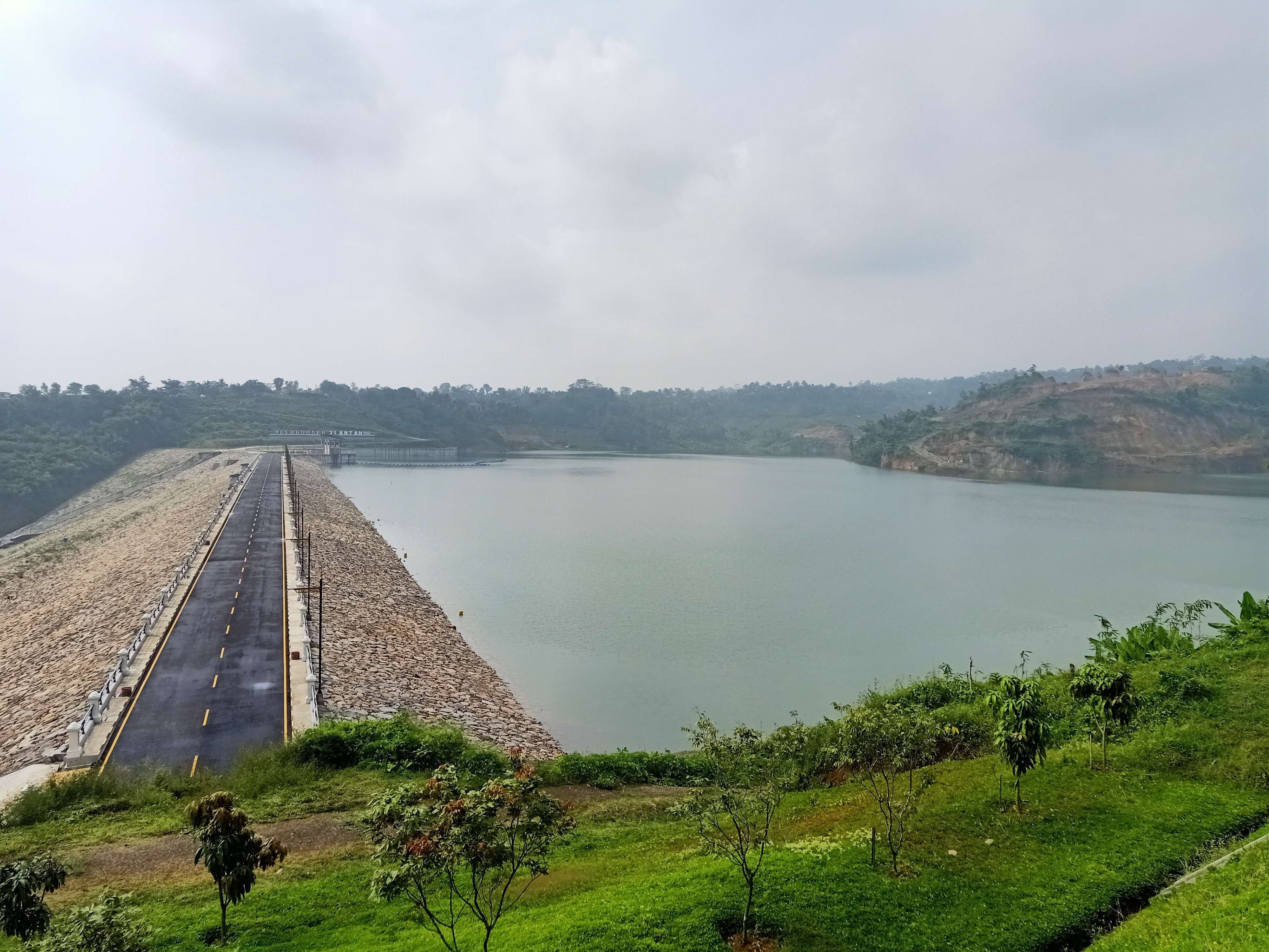 Panorama alam di Bendungan Jlantah, Desa Tlobo Ledok Kecamatan Jatiyoso Karanganyar kini ramai dikunjungi wisatawan setiap akhir pekan.