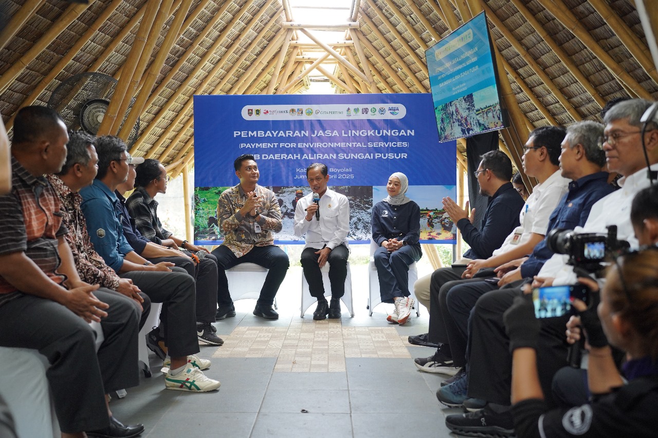 Menteri Lingkungan Hidup RI Hanif Faisol Nurofiq bersama Bupati Klaten saat berada di Taman Kehati