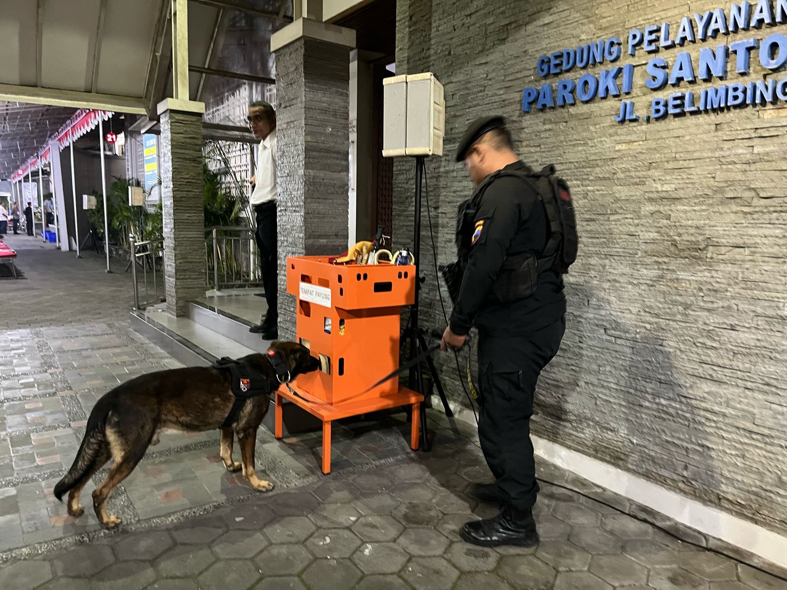 Polresta Surakarta bersama Tim m Jibom Gegana Satbrimob Polda Jateng lakukan sterilisasi di Gereja Santo Paulus Kleco, Solo.