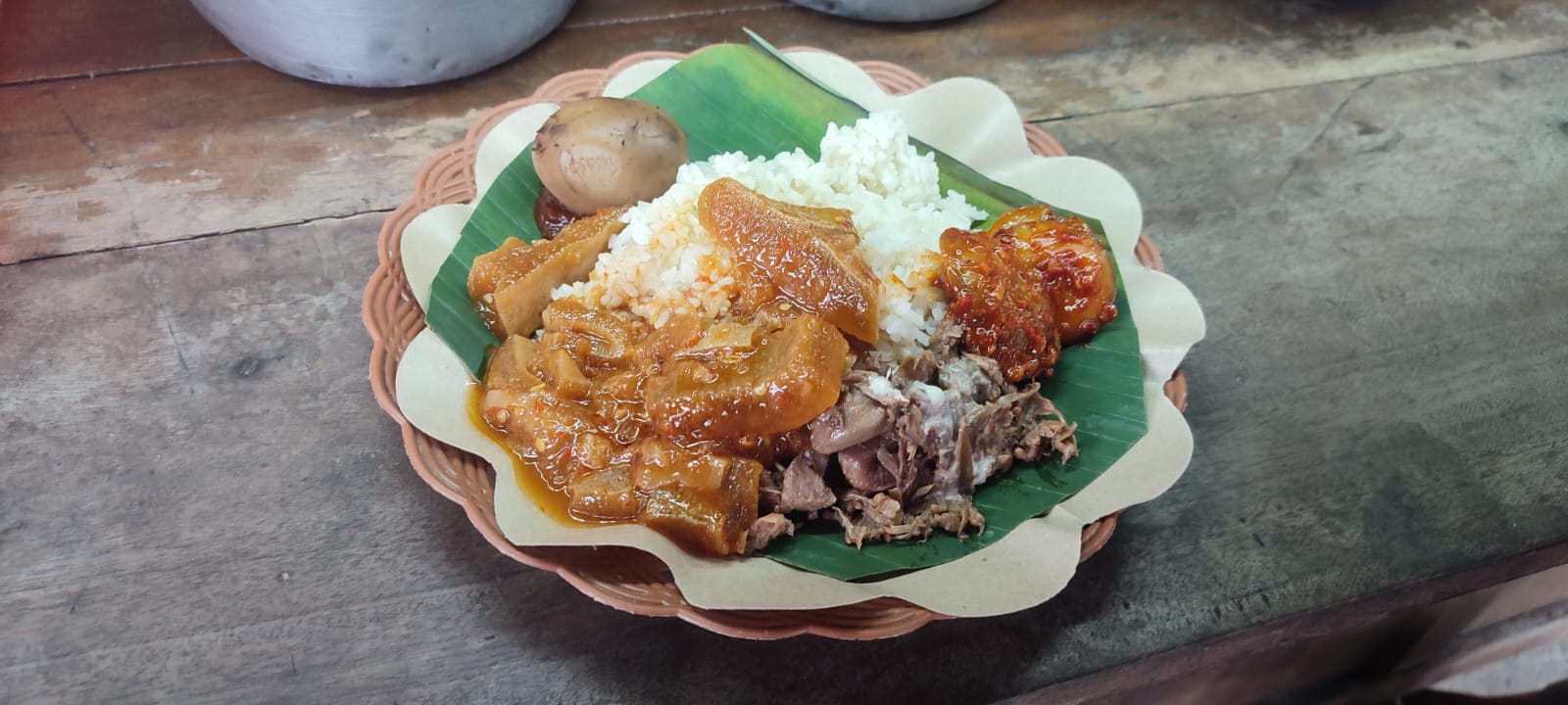 Gudeg Mbak Juwita di jalan Jenderal Sudirman, Kota Sragen punya cita rasa berbeda dari gudeg Jogja. (Ahmad Khairudin/Radar Solo)