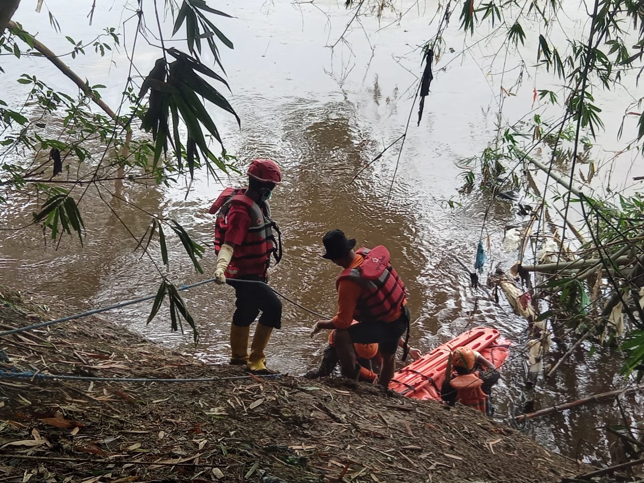 Tim gabungan mengevakuasi mayat pria asal Kediri yang ditemukan mengapung di Bengawan Solo, Sragen.
