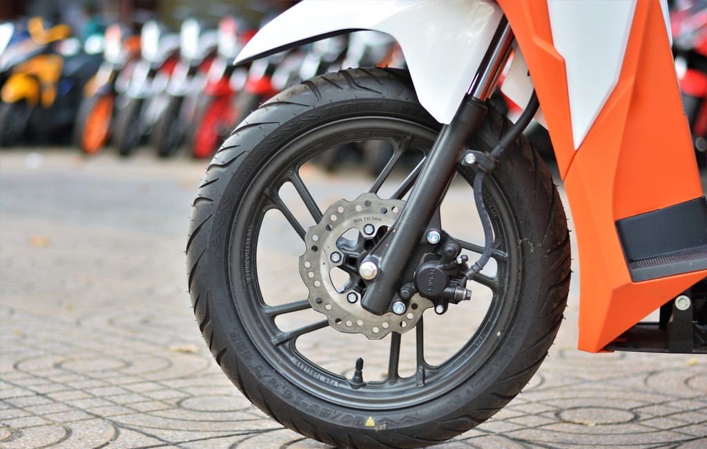 Agar rem bisa bekerja dengan baik dan responsif dalam kondisi apapun, rem cakram pada motor matic juga perlu perawatan berkala