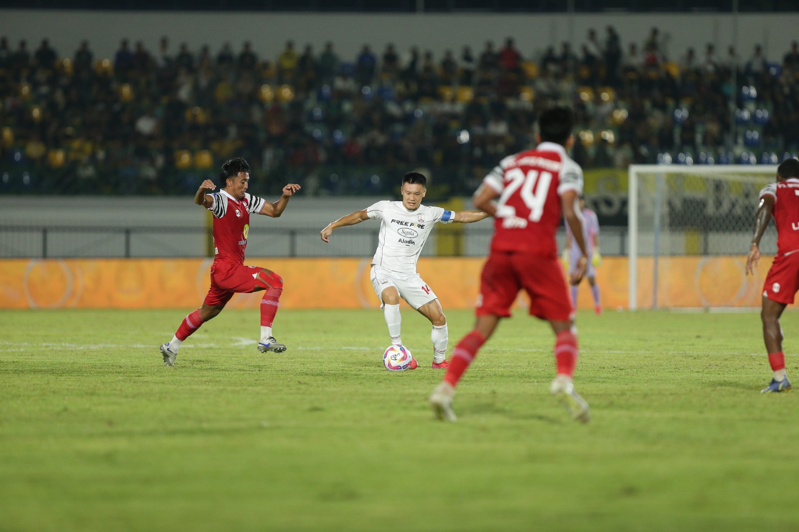 Gelandang Persis Solo Sho Yamamoto saat bertanding dengan Barito Putera di Stadion Demang Lehman di Liga 1 2024/2025.