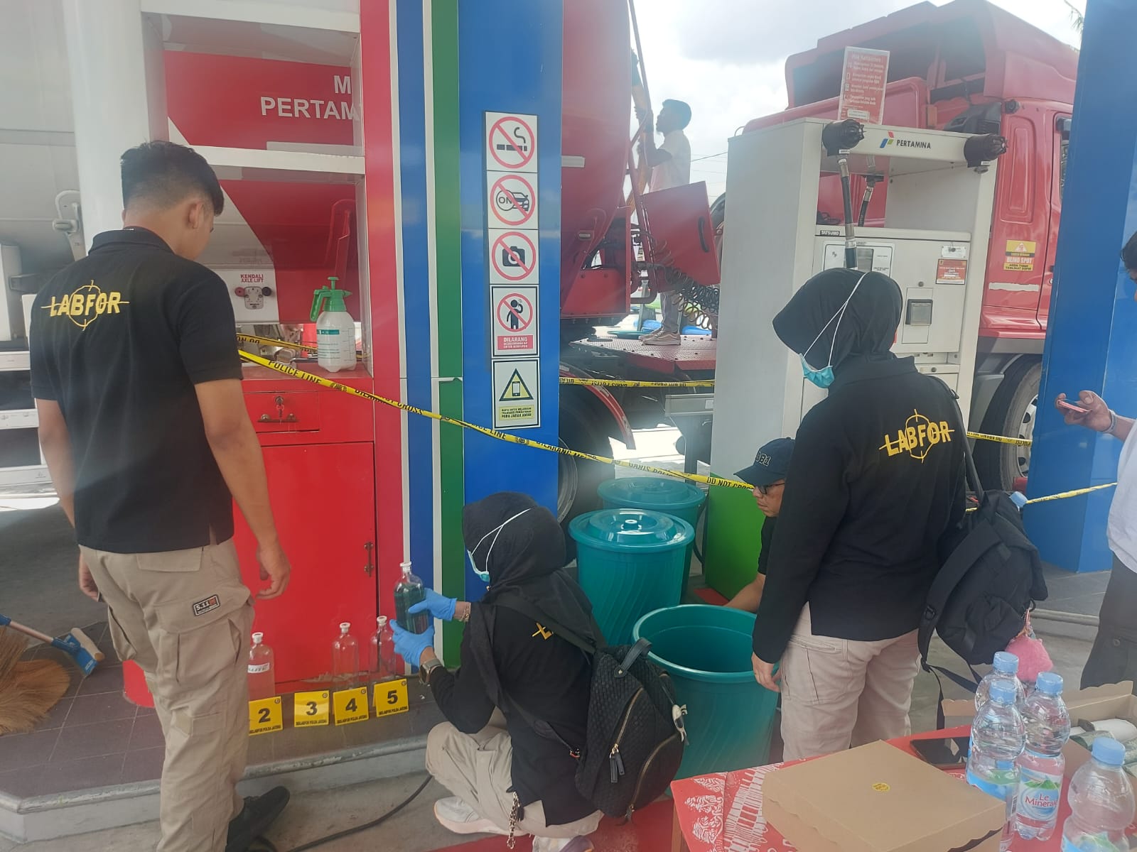 Tim Bidang Laboratorium Forensik (Bidlabfor) Polda Jawa Tengah saat melakukan olah TKP di SPBU Desa Wonosari, Kecamatan Trucuk, Klaten, Sabtu (20/4/2025). (Angga Purenda/Radar Solo)