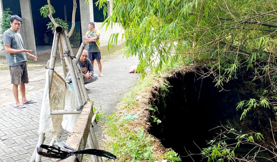 Jembatan di Desa Ngringo, Jaten, Karanganyar yang rawan longsor karena fondasinya tergerus air sungai, Minggu (20/4/2025). (Rudi Hartono/Radar Solo)