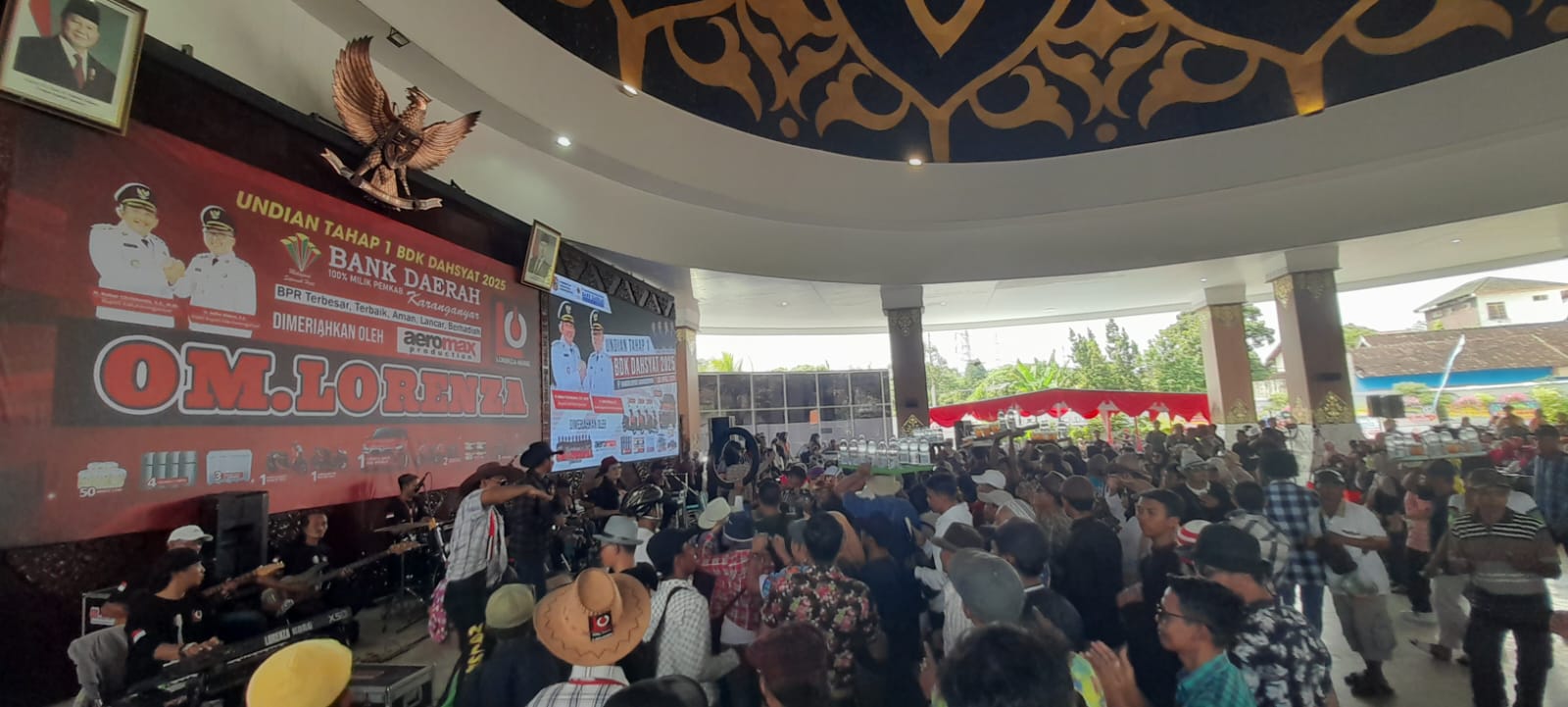 Pentas OM Lorenza di sela pengundian hadiah Bank Daerah Karanganyar. (Rudi Hartono/Radar Solo)