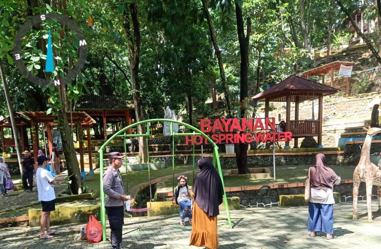 Pemandian air hangat Bayanan di Desa Jambeyan, Kecamatan Sambirejo dikunjungi wisatawan kemarin (20/4). Pengembangan wisata ini terkendala akses yang jauh. (Ahmad Khairudin/Radar Solo)