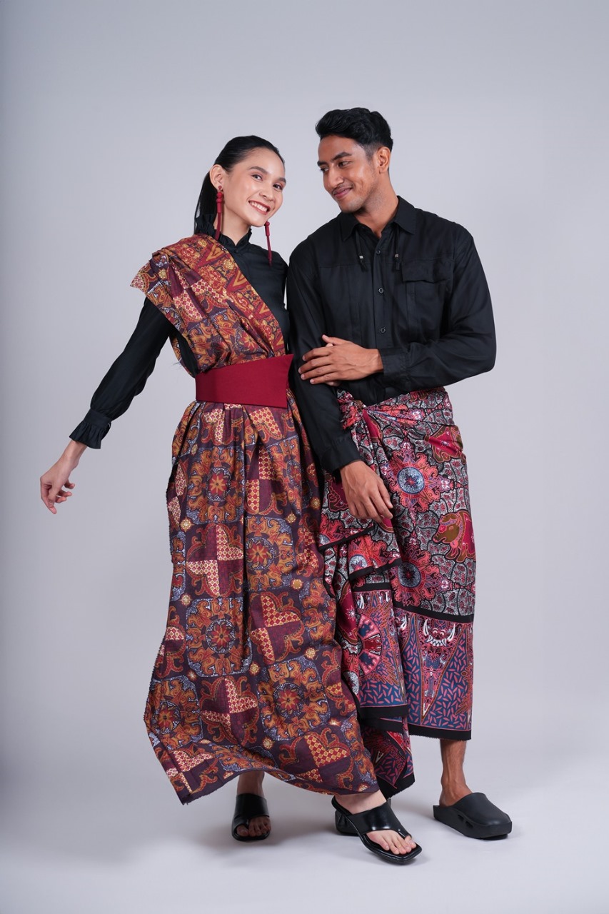 Batik Tulis Soedjono mendapatkan pesanan khusus dari Singapura dengan motif Daliwangun yang khas Lamongan, kombinasi burung dali dan pohon wangun.