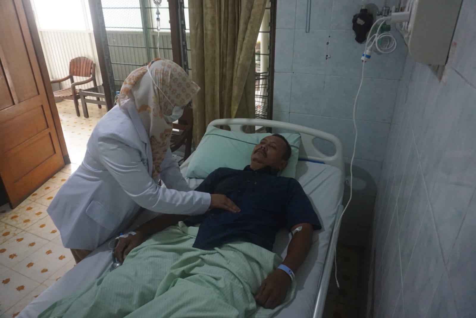 Kepala Instalasi IGD RSCH Klaten dr. Endang Sulistyawati saat memeriksa salah satu pasien keracunan makanan di rumah sakit setempat.