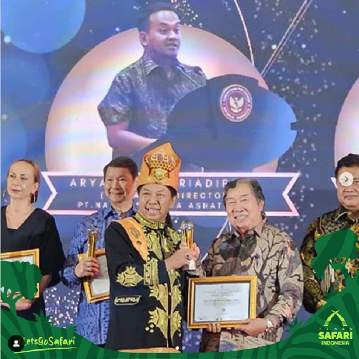 Jansen Manansang (dua dari kiri) menerima penghargaan bergengsi &lsquo;Kontribusi Terbaik untuk Kesejahteraan Satwa&rsquo; dari PDHI dalam rangka ulang tahun ke-72.